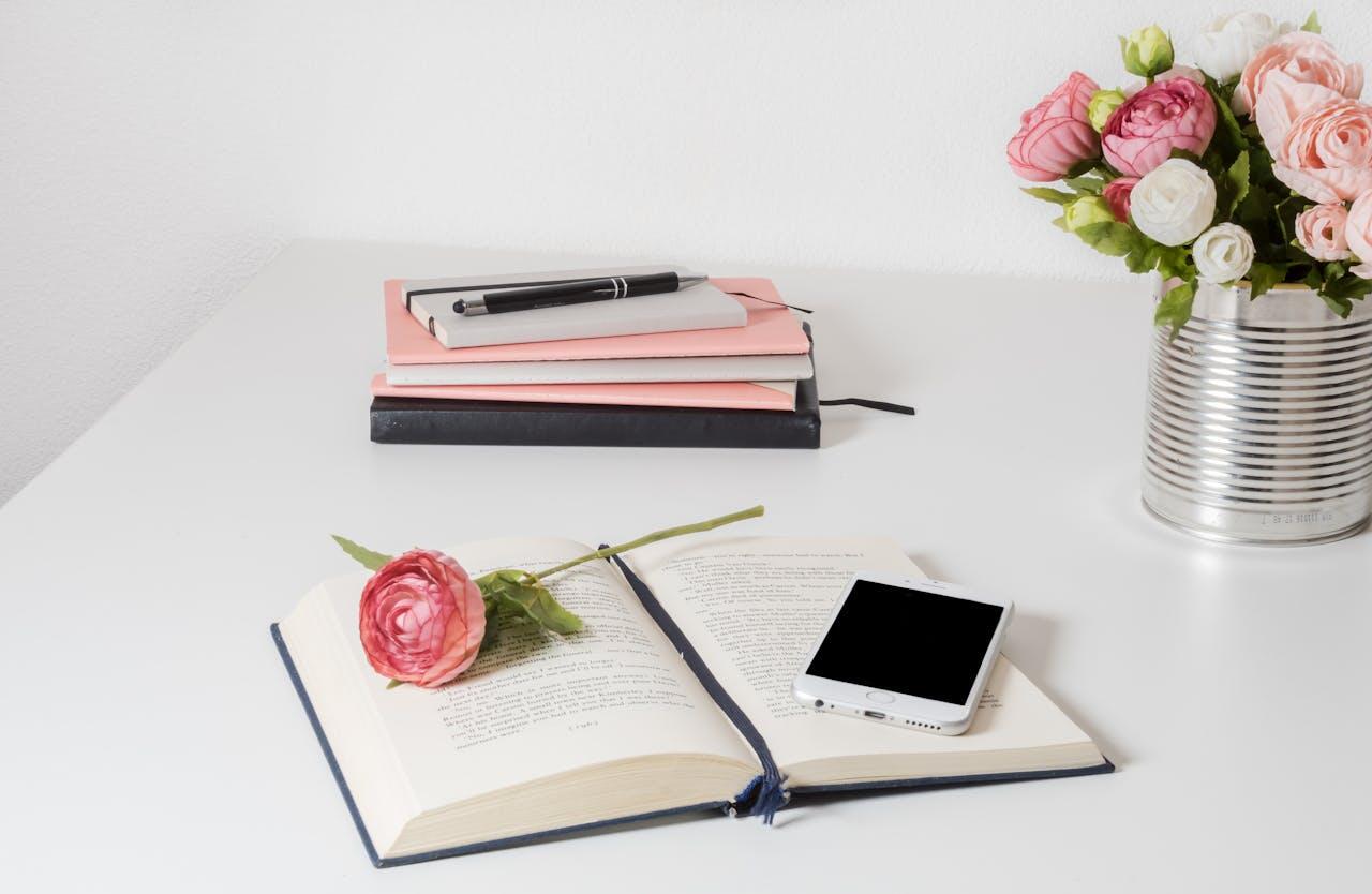 telephone et fleur sur livre