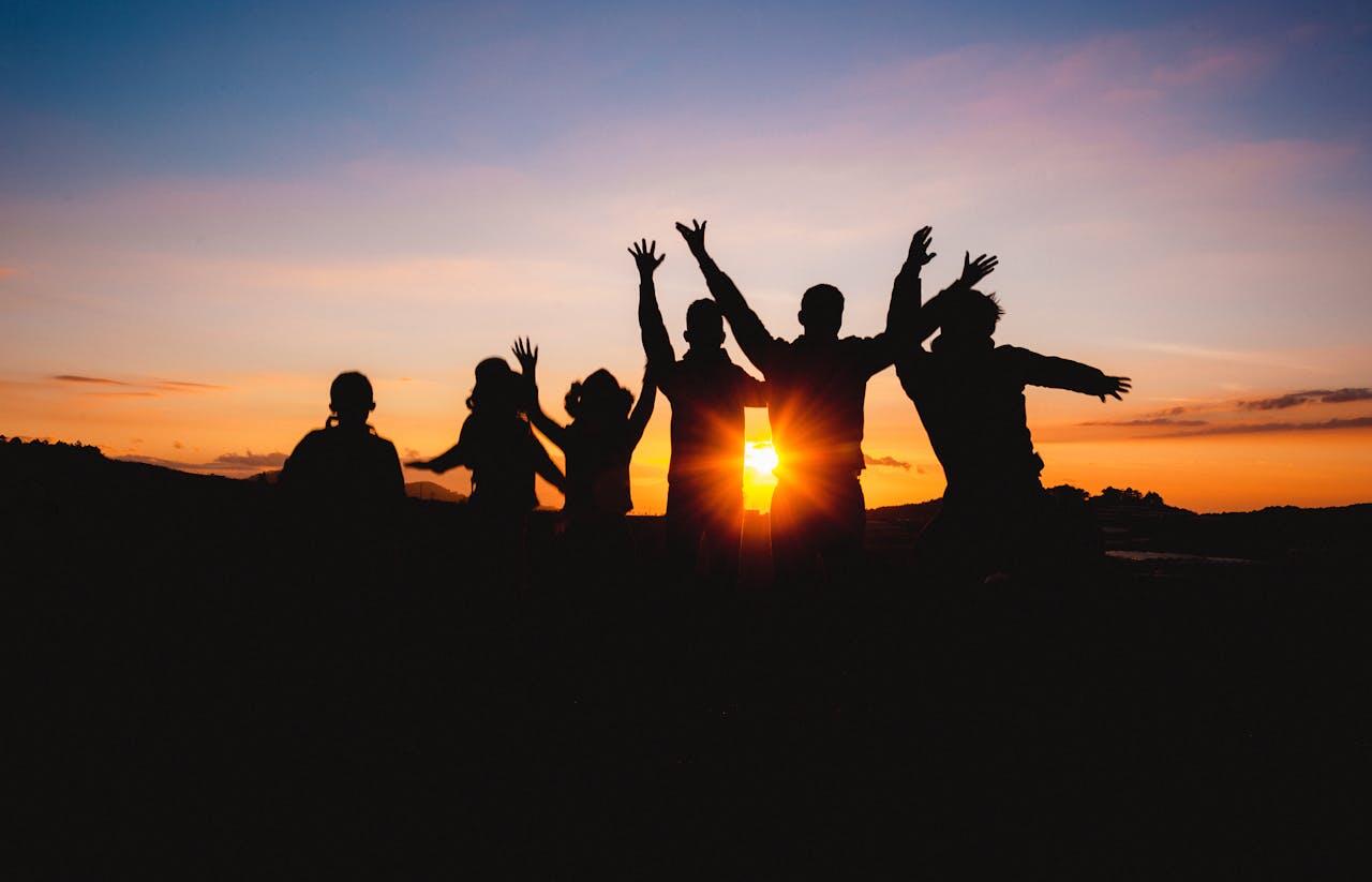 humains a contre jour au soleil couchant