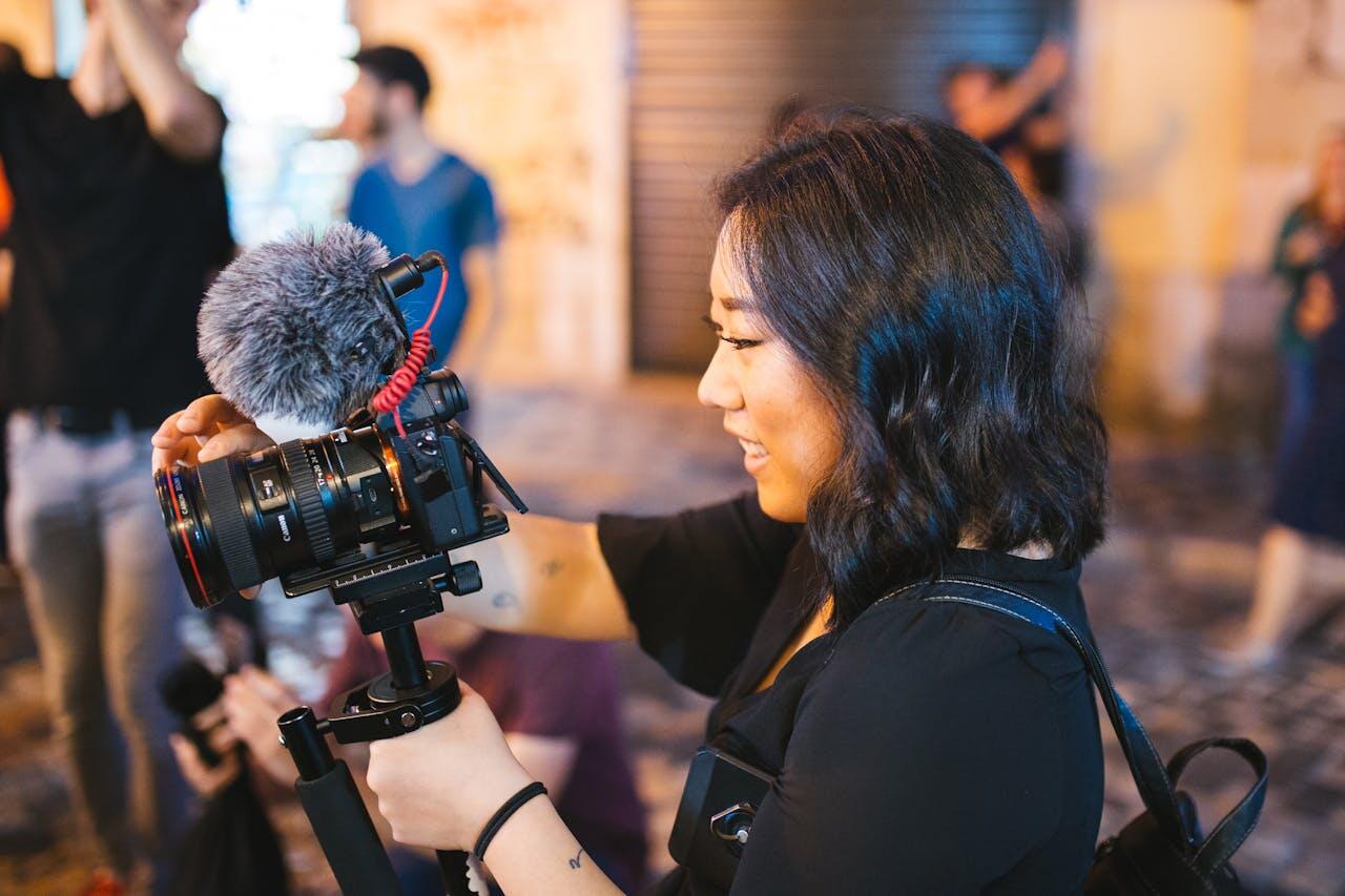 femme avec sa camera