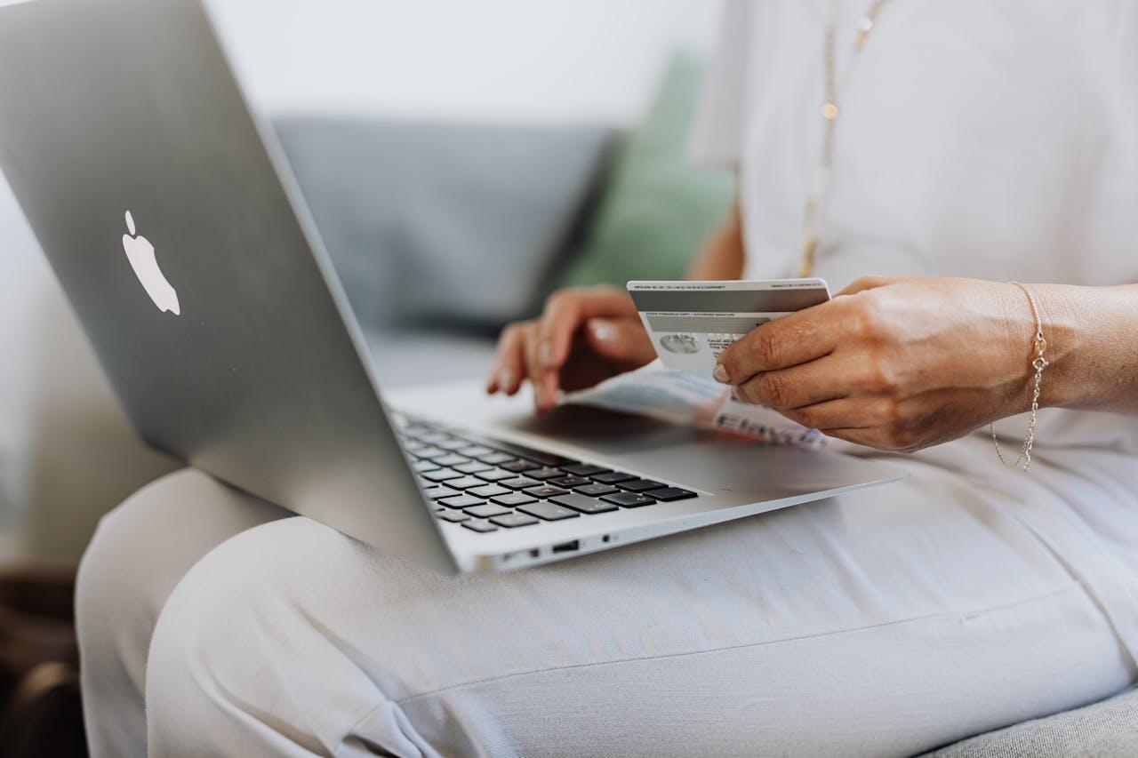 femme s appretant a payer par carte bancaire sur internet