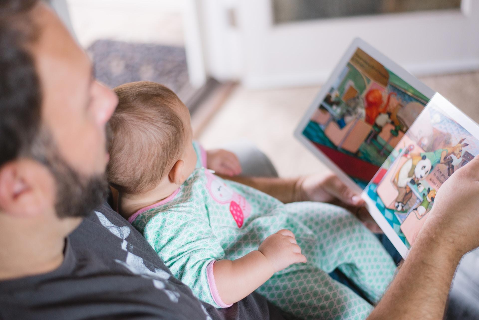 bébé enfant dans les bras de son père