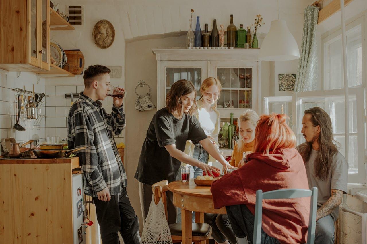 coloc mangeant et parlant dans la cuisine