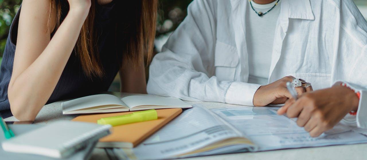 deux jeunes etudiant