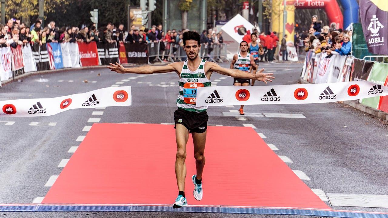 marathonien franchissant la ligne d arrivee