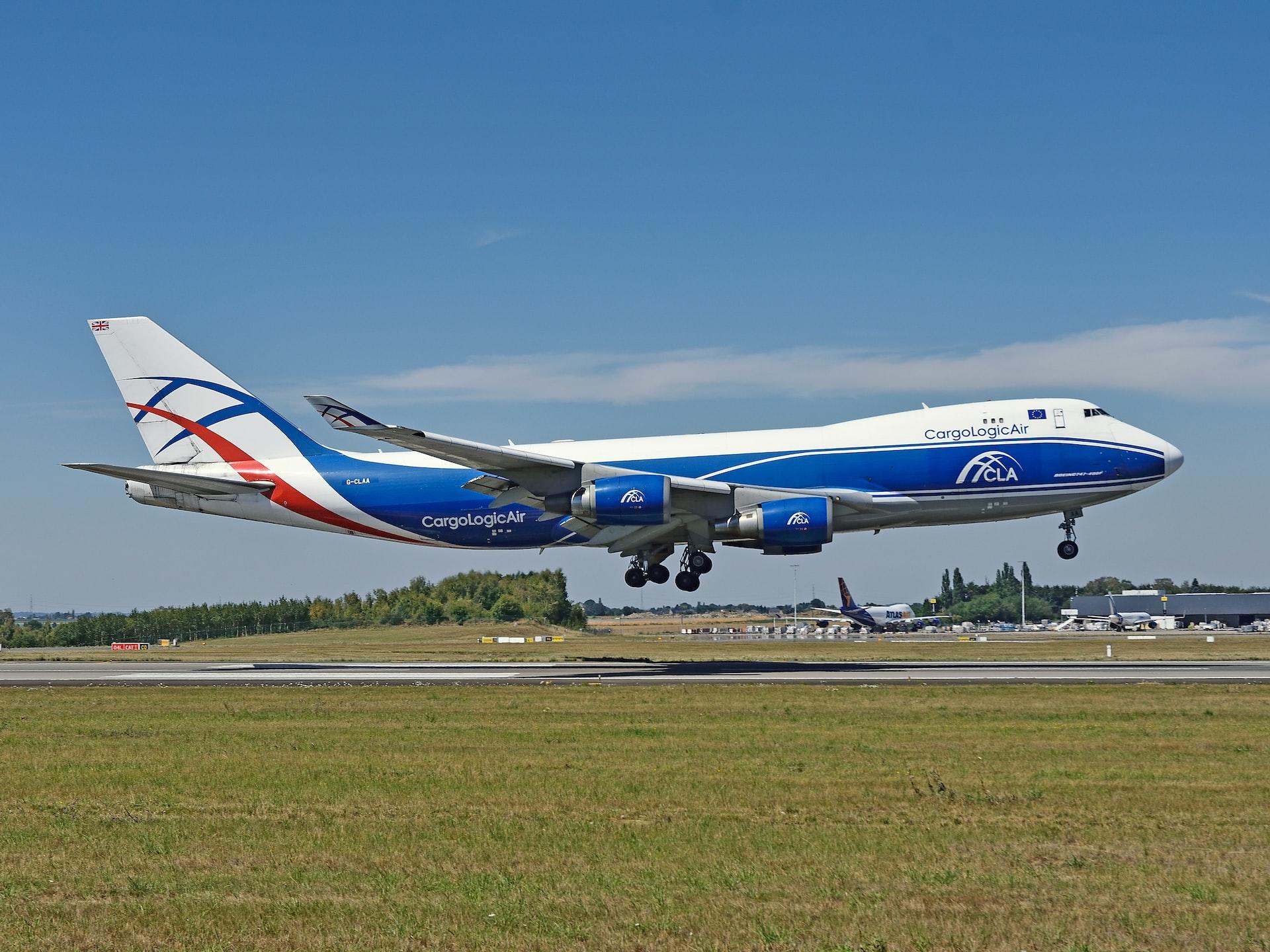 Liège aéroport avion en plein atterrissage