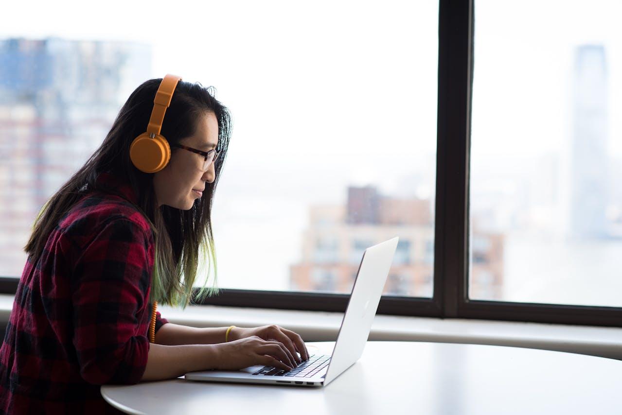 fille avec casque travaillant sur laptop