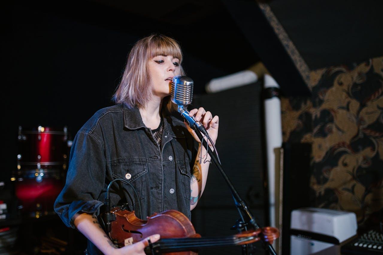 chanseuse avec une guitare dans un studio