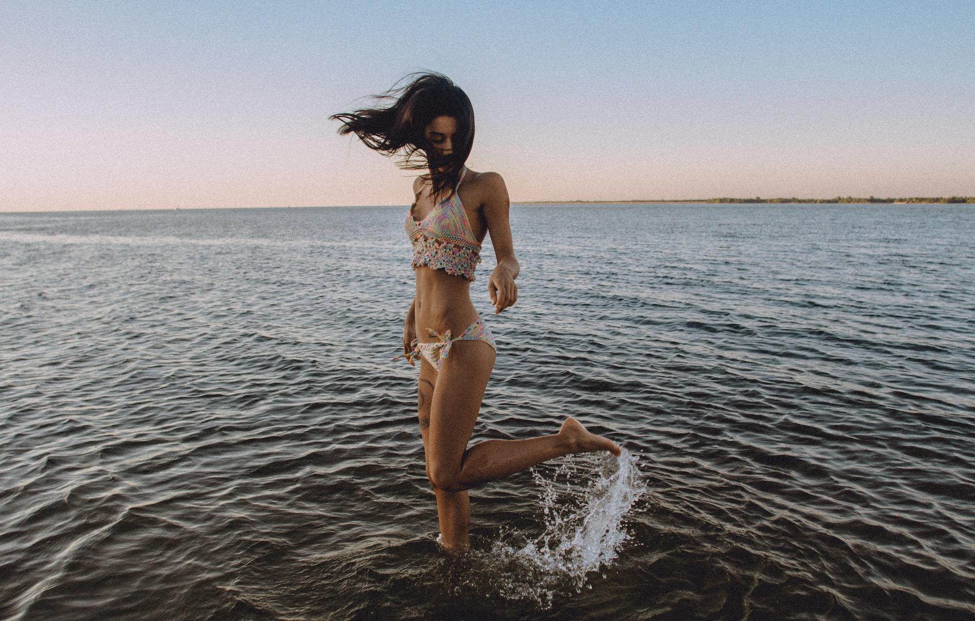 femme avec son maillot de bain sur la plage