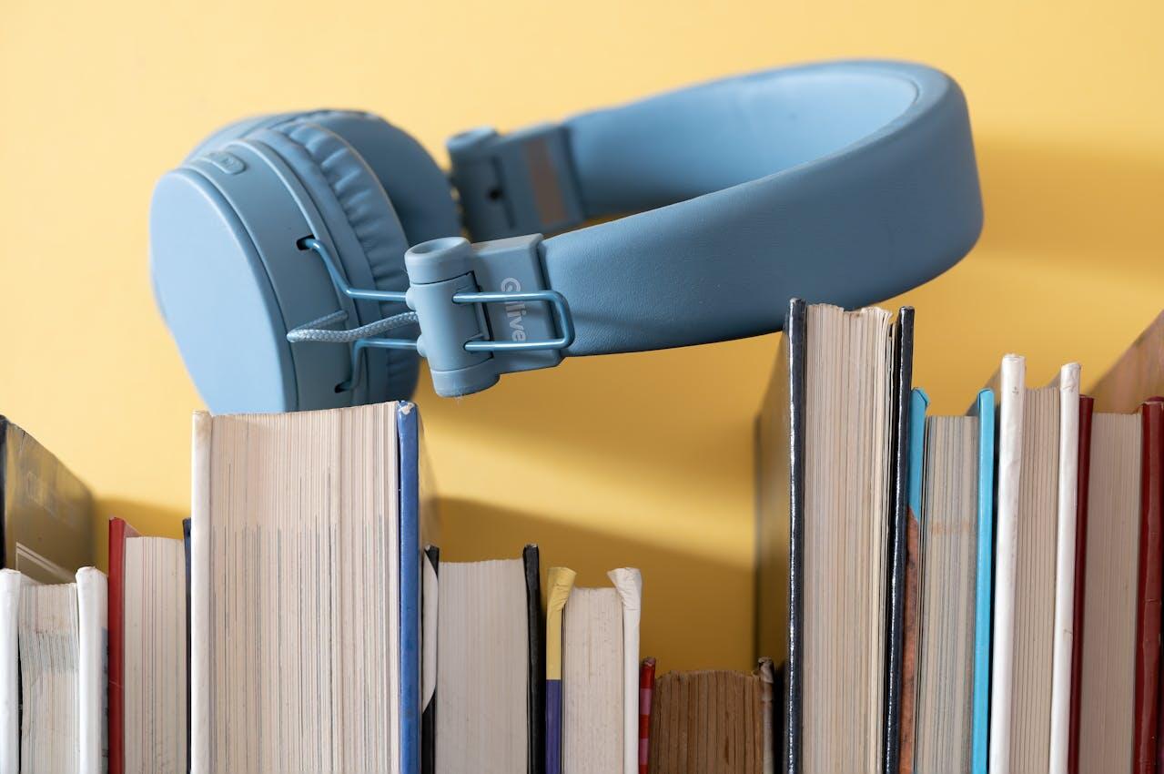 casque bleu sur des livres