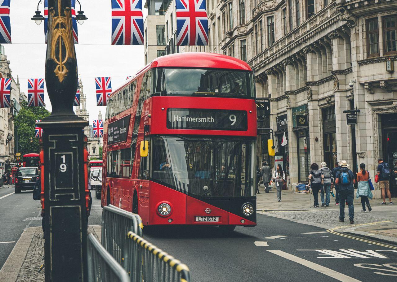 buse sur la route de londres et des drapeaux en arriere plan accroches