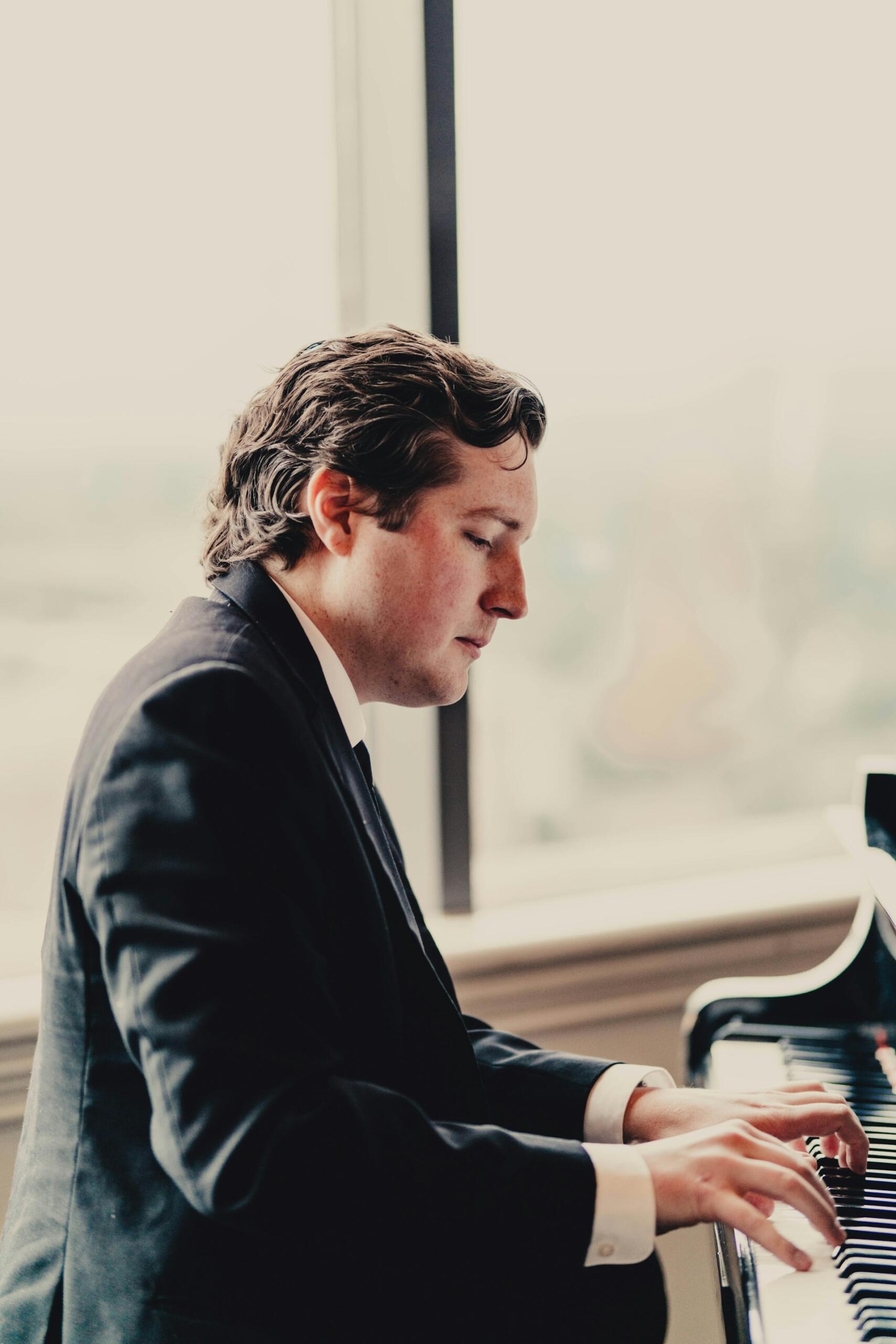 adulte homme costume piano