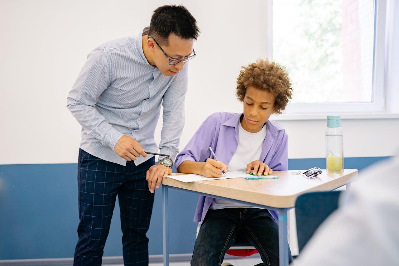 prof avec son eleve en classe