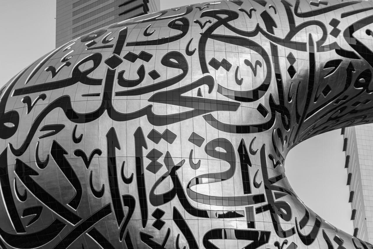 caractères arabes sur une sculpture