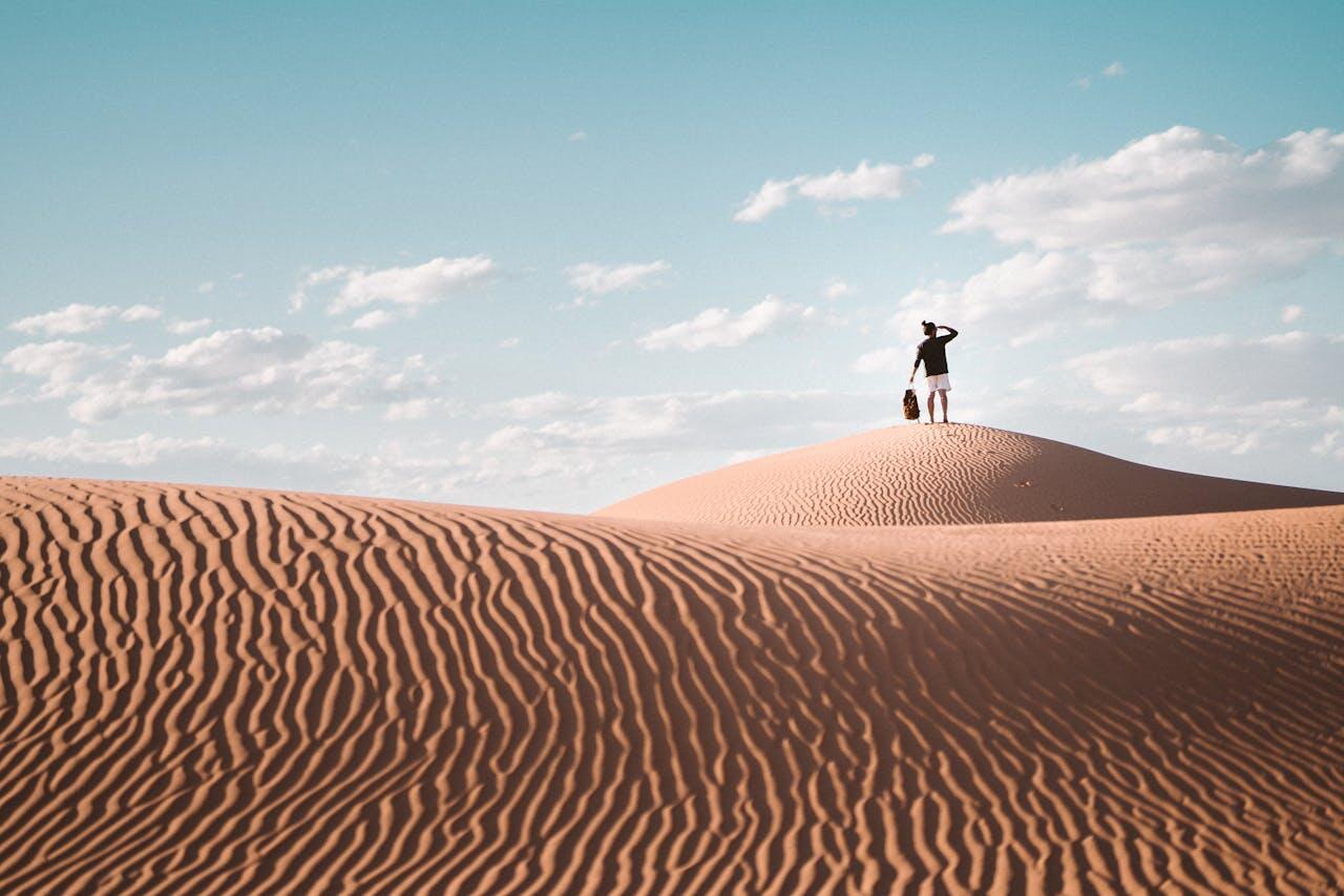 homme se promenant dans le desert