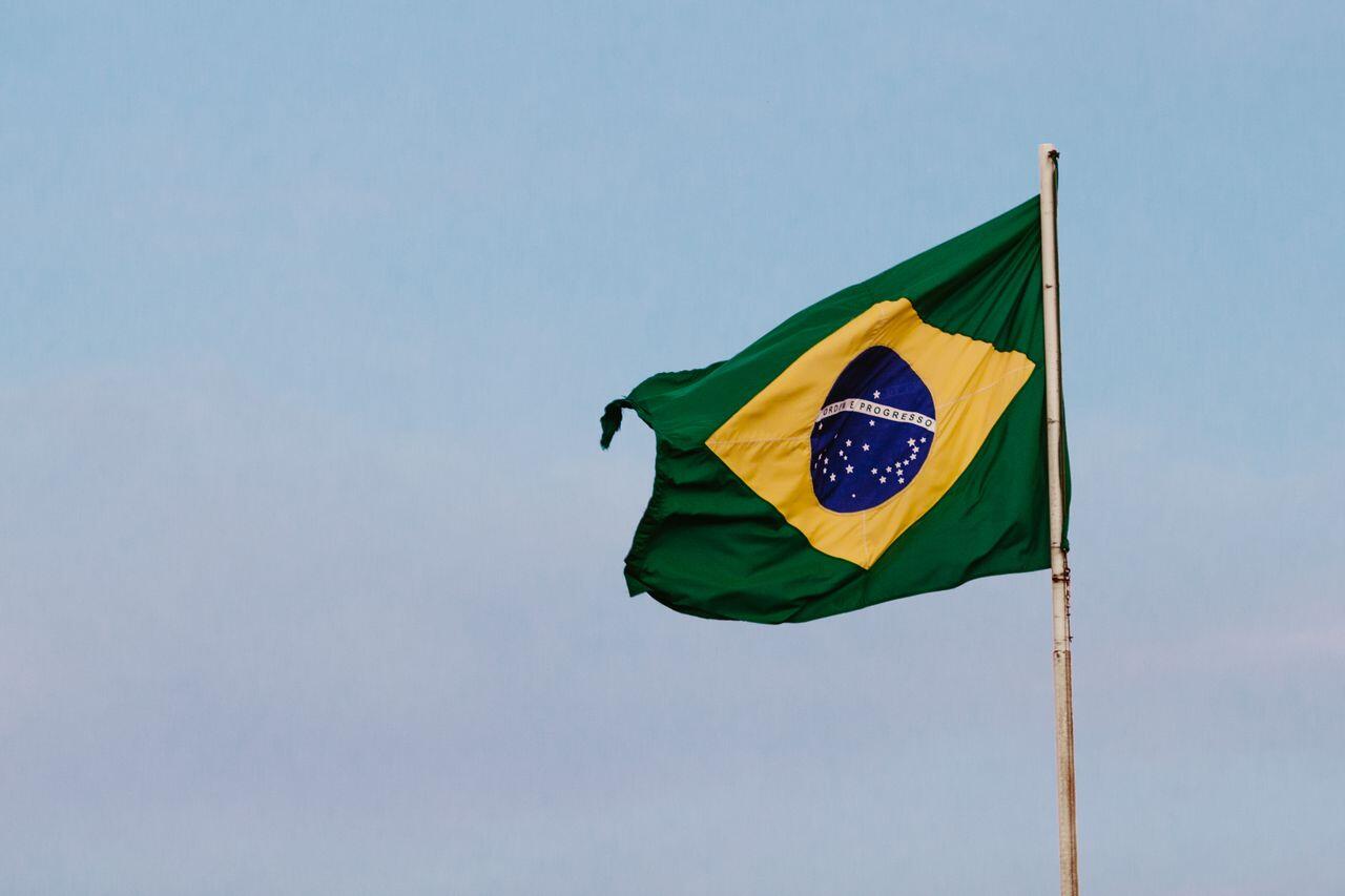 drapeau bresilien au vent dans le cile bleu