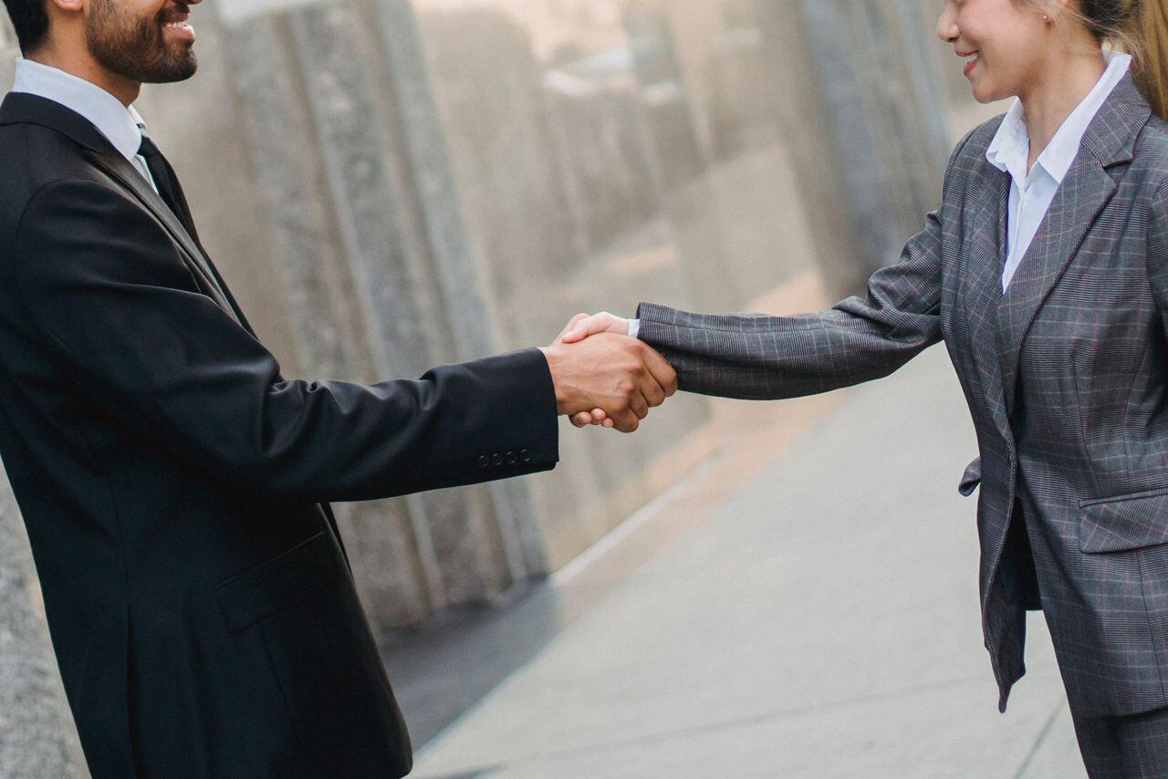 poignee de min entre homme et femme d affaires