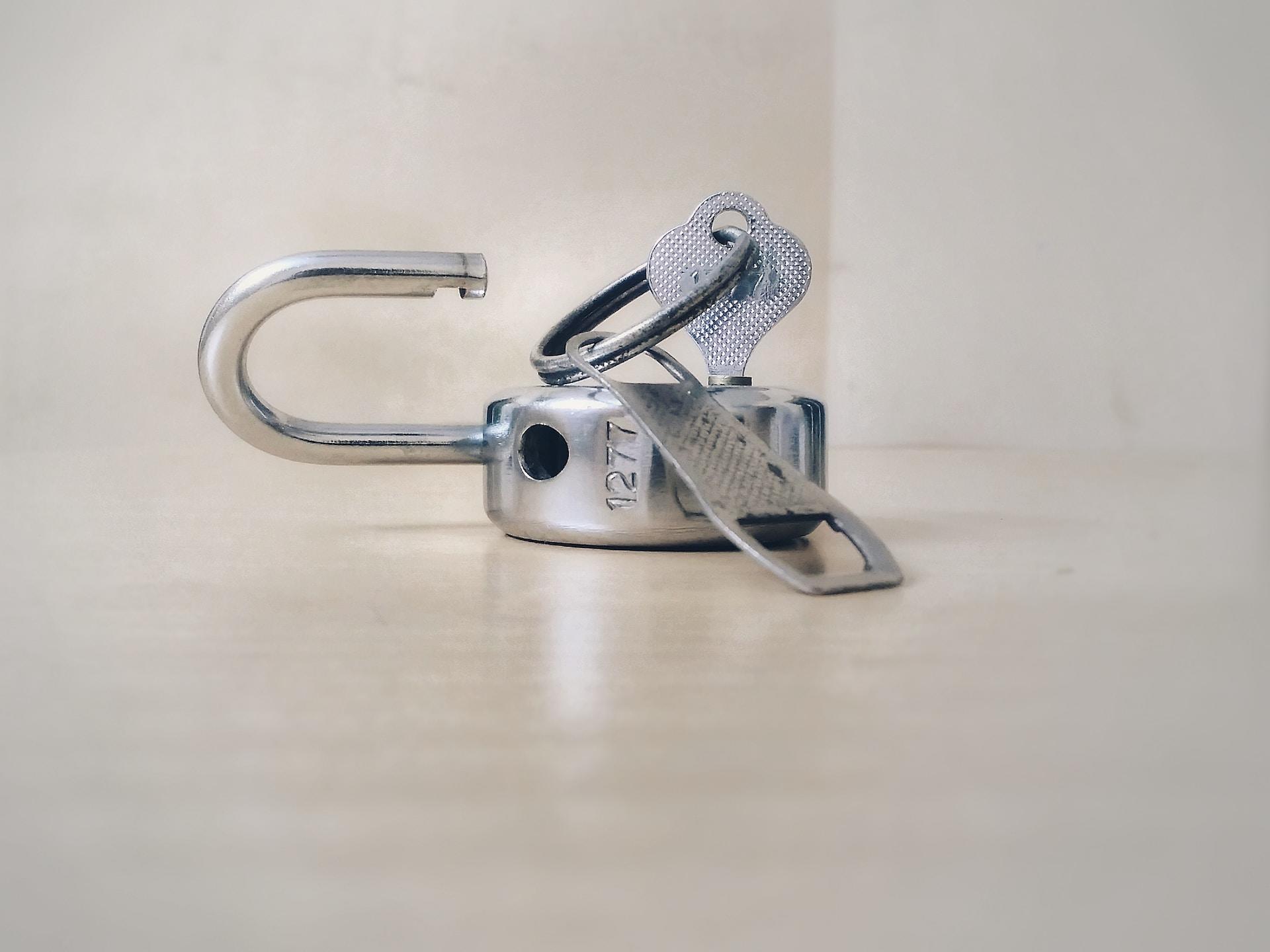 cadenas ouvert liberté