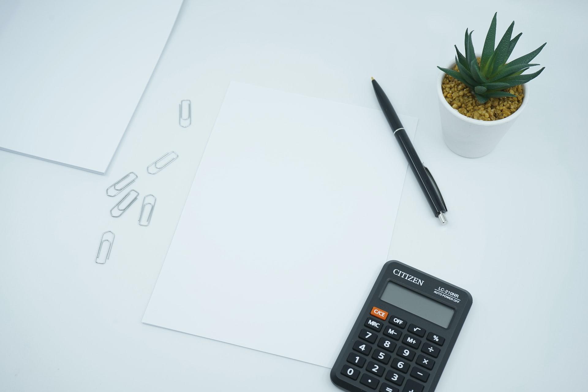 calculatrice avec petit crayon et feuille