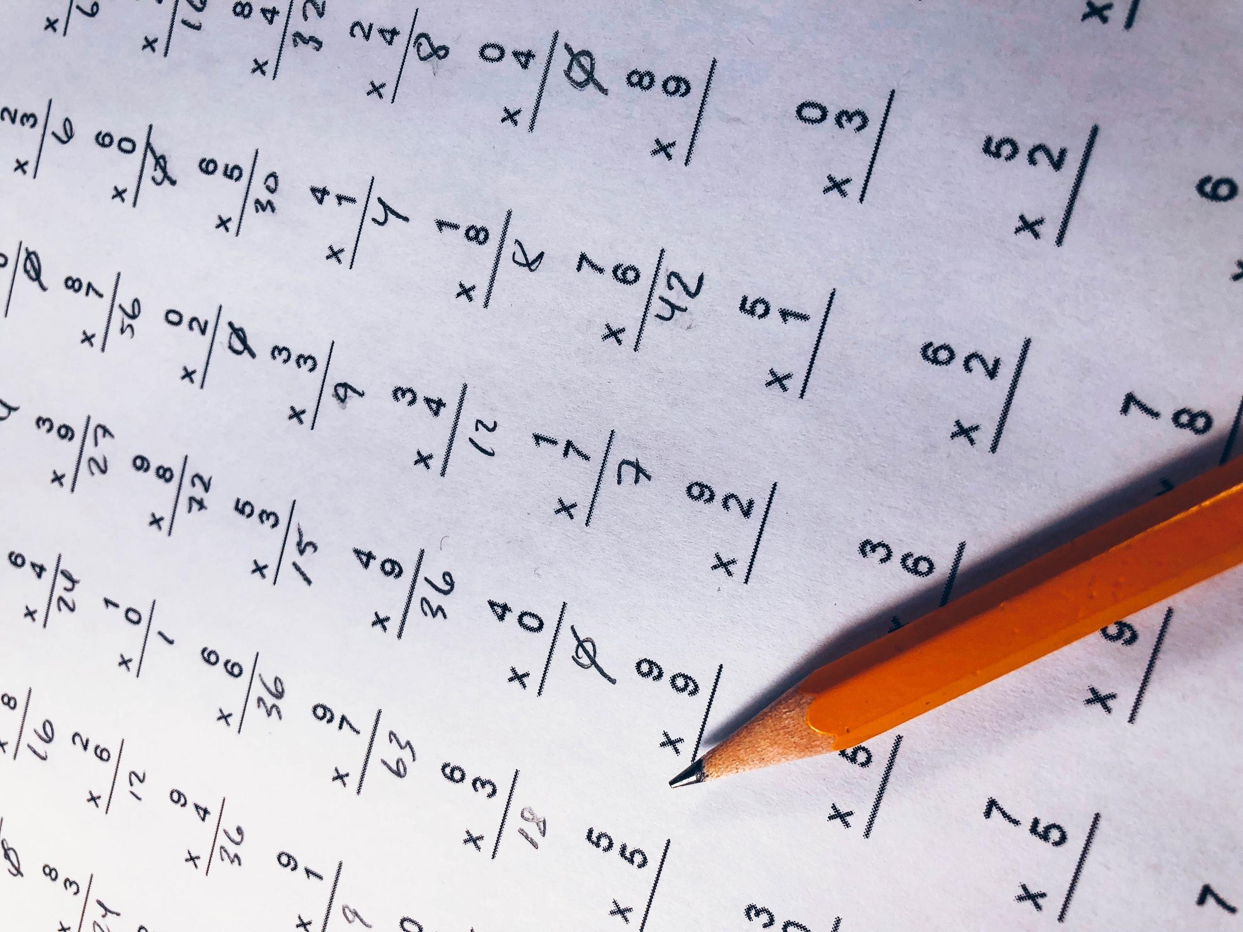 calculs de fractions avec crayon sur feuille blanche