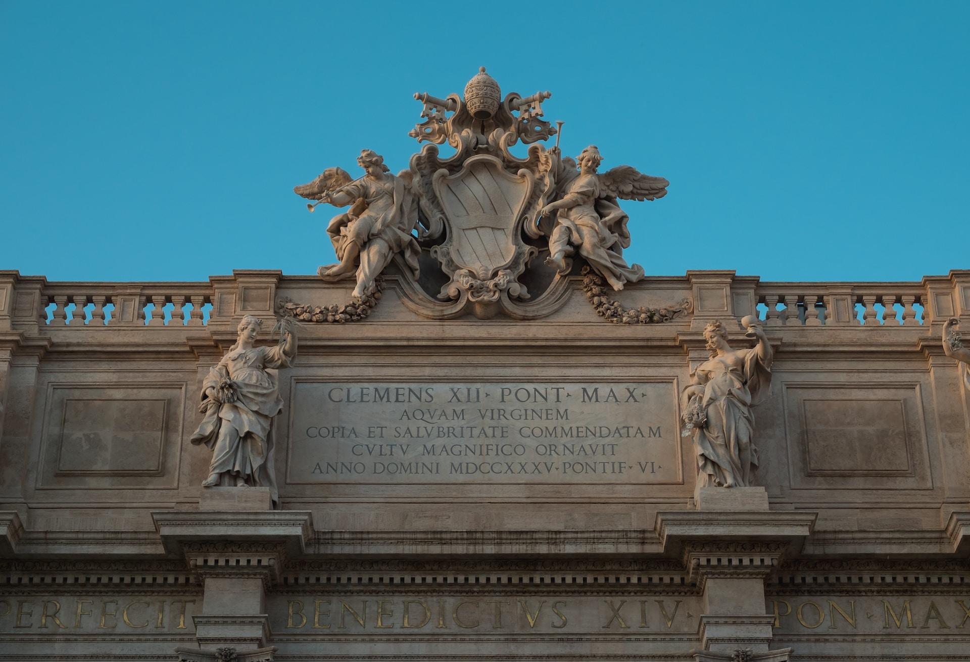 monument italien avec écriture latine