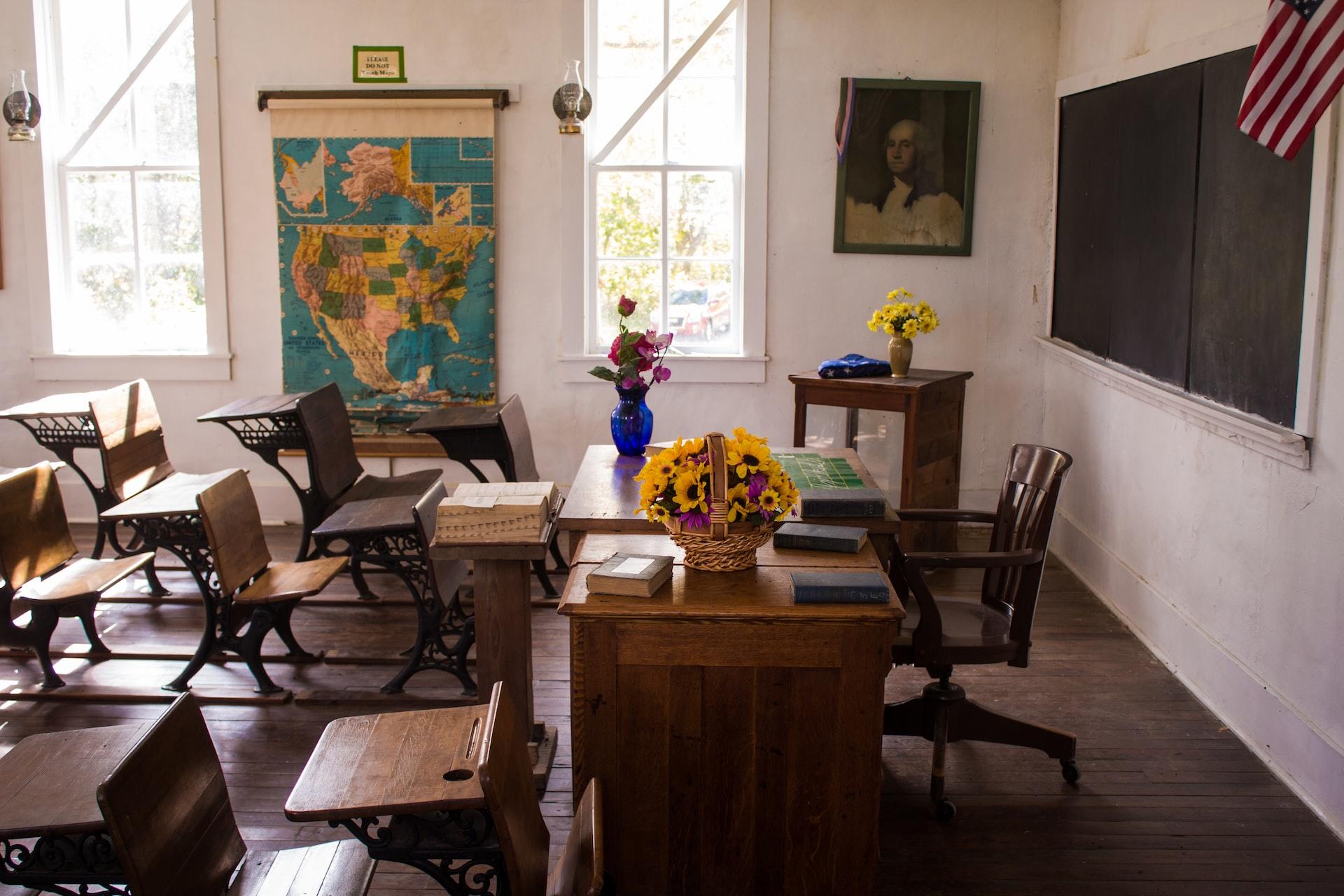 classe école avec pot de fleurs sur table