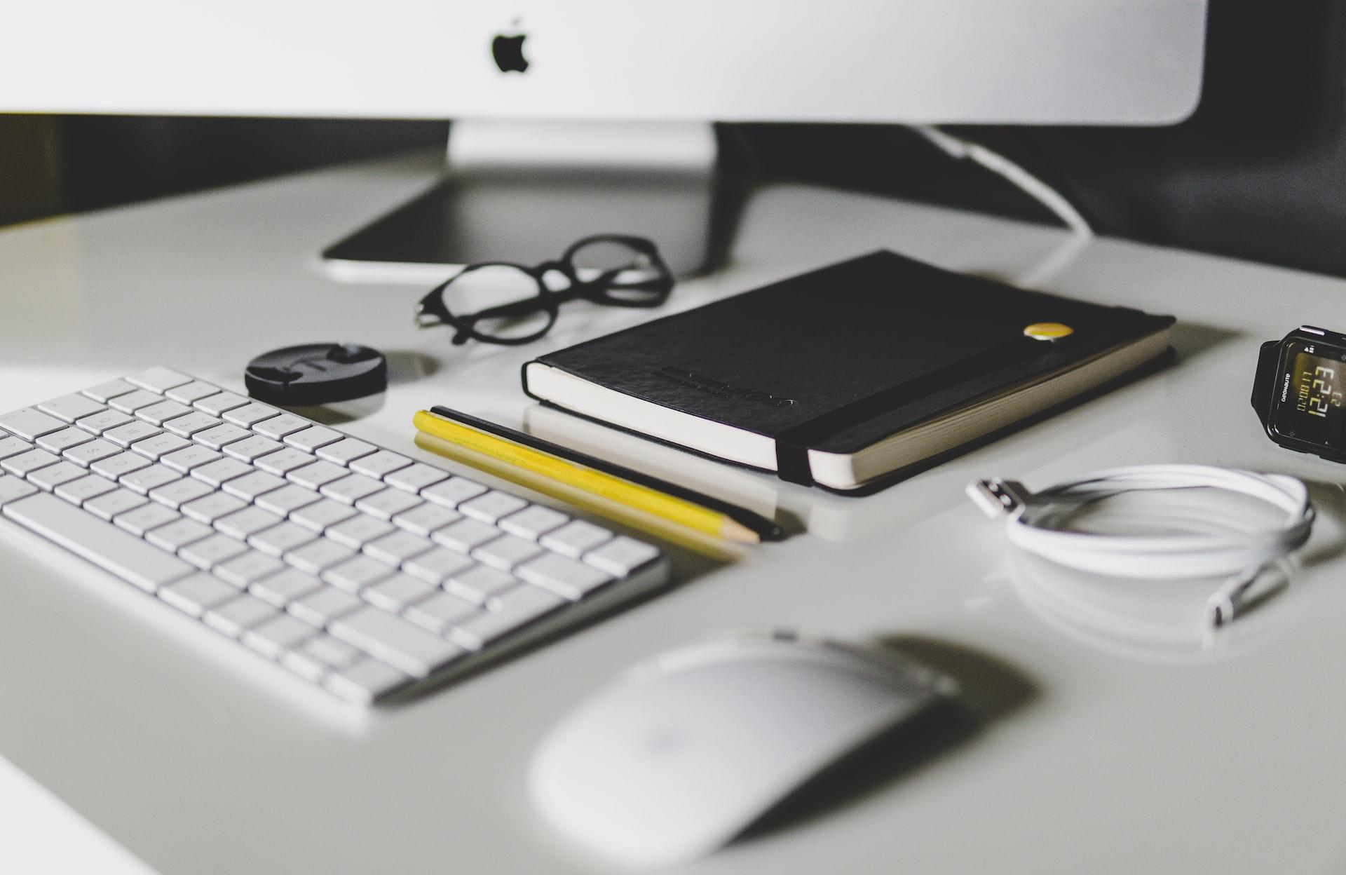 clavier d'ordinateur avec souris blanche