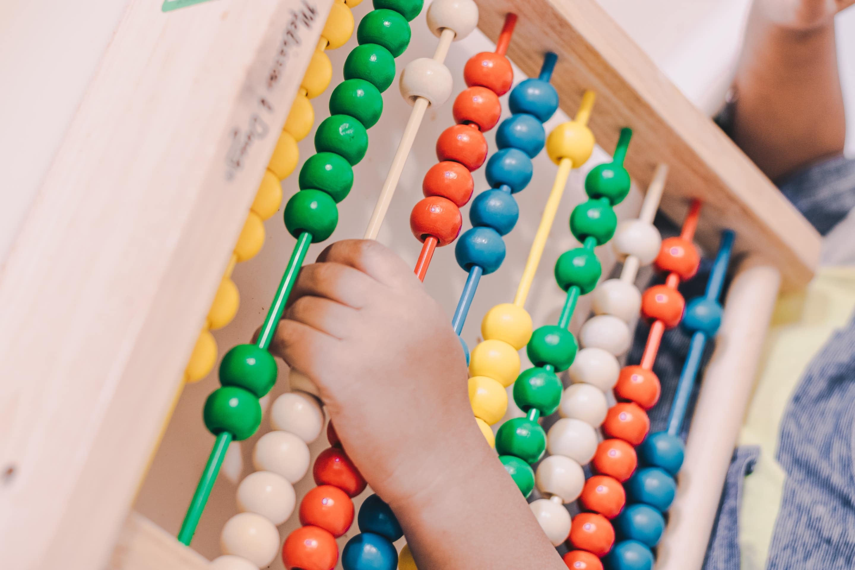 main d'enfant utilisant outil pour compter