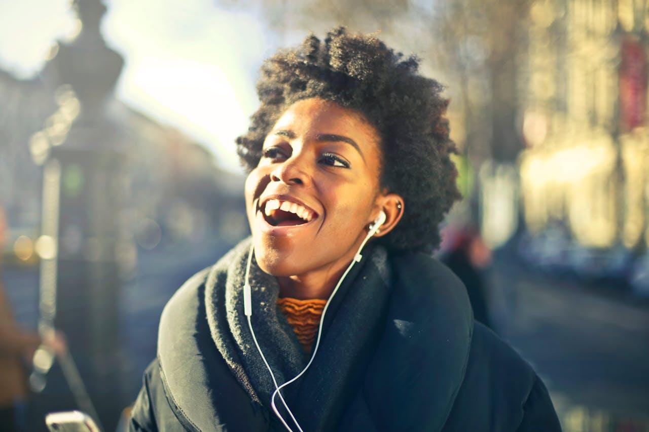 jeune femme heureuse avec des ecouteurs