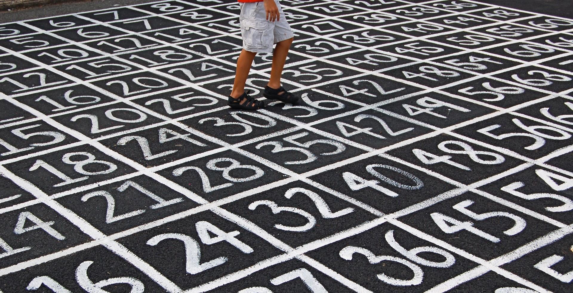 chiffres à la craie dans cour d'école