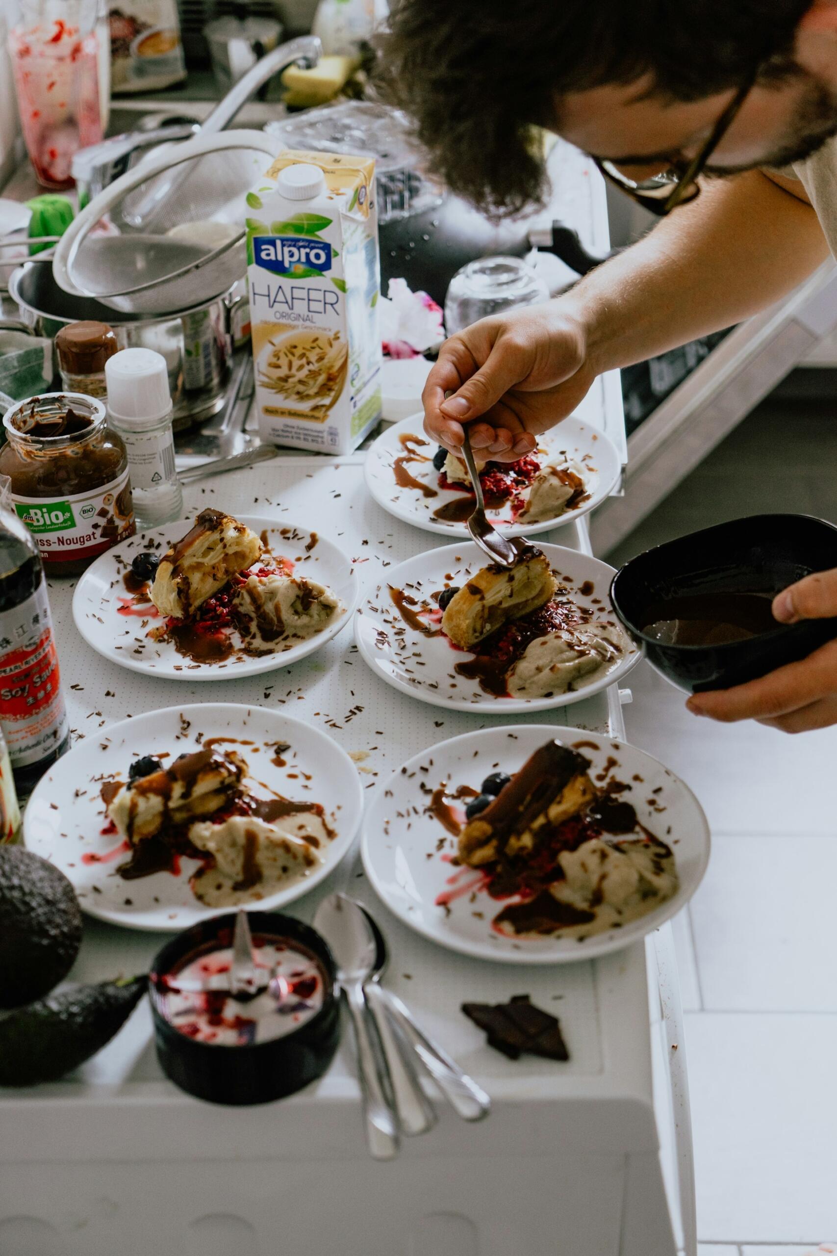 homme dressant ses plats