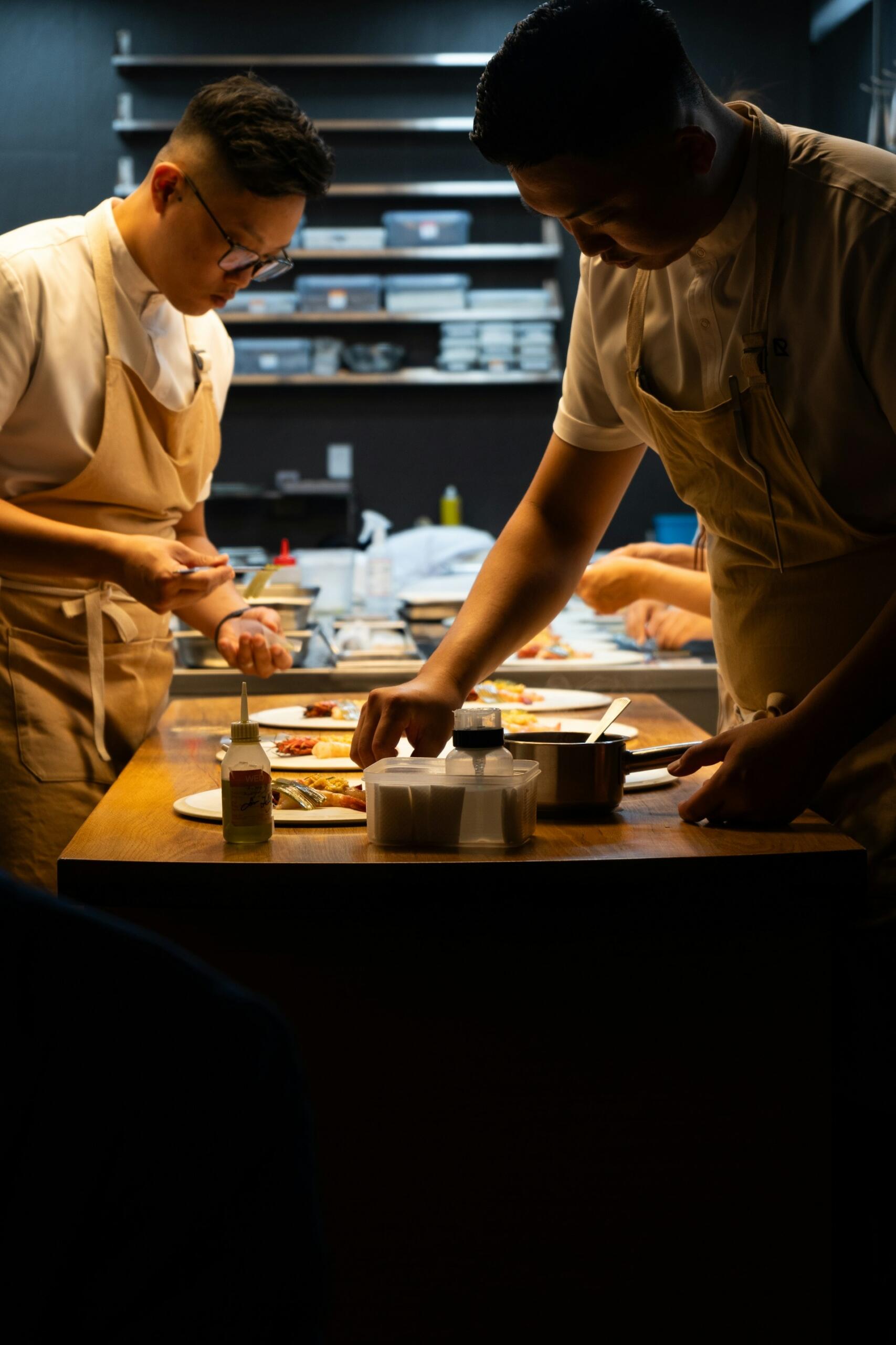 deux hommes cuisinant