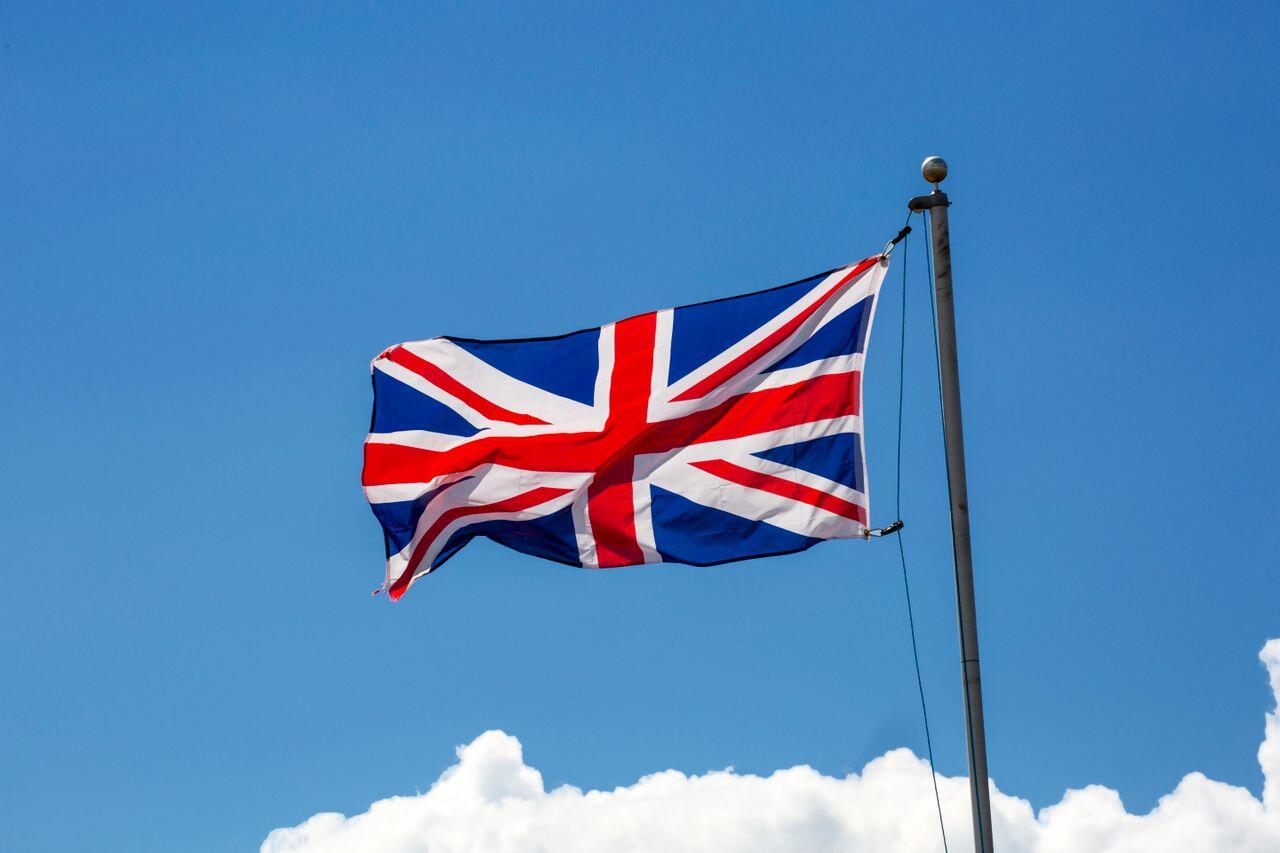 drapeau anglais dans le ciel bleu