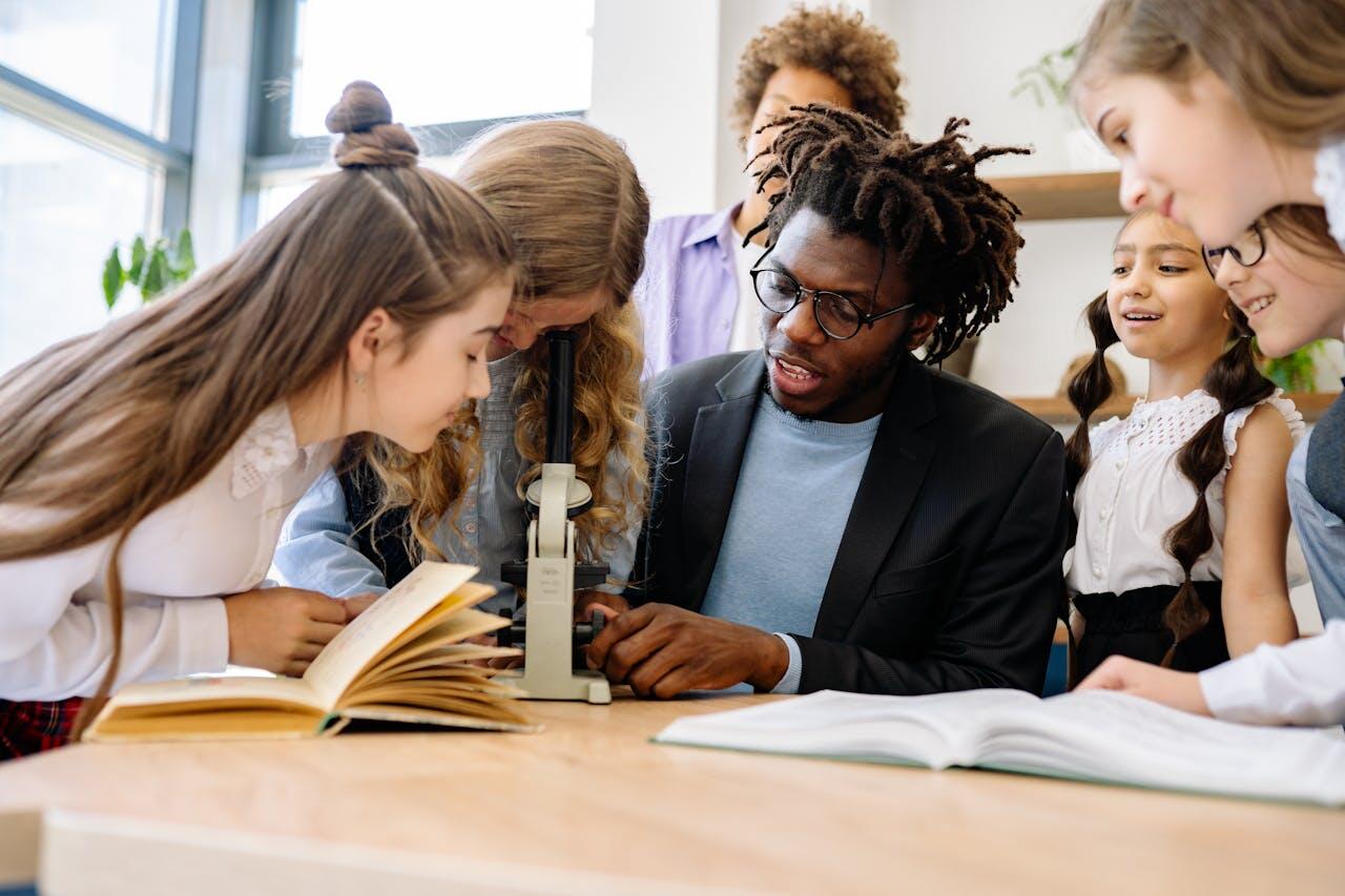 eleves entourant leur prof a l ecole