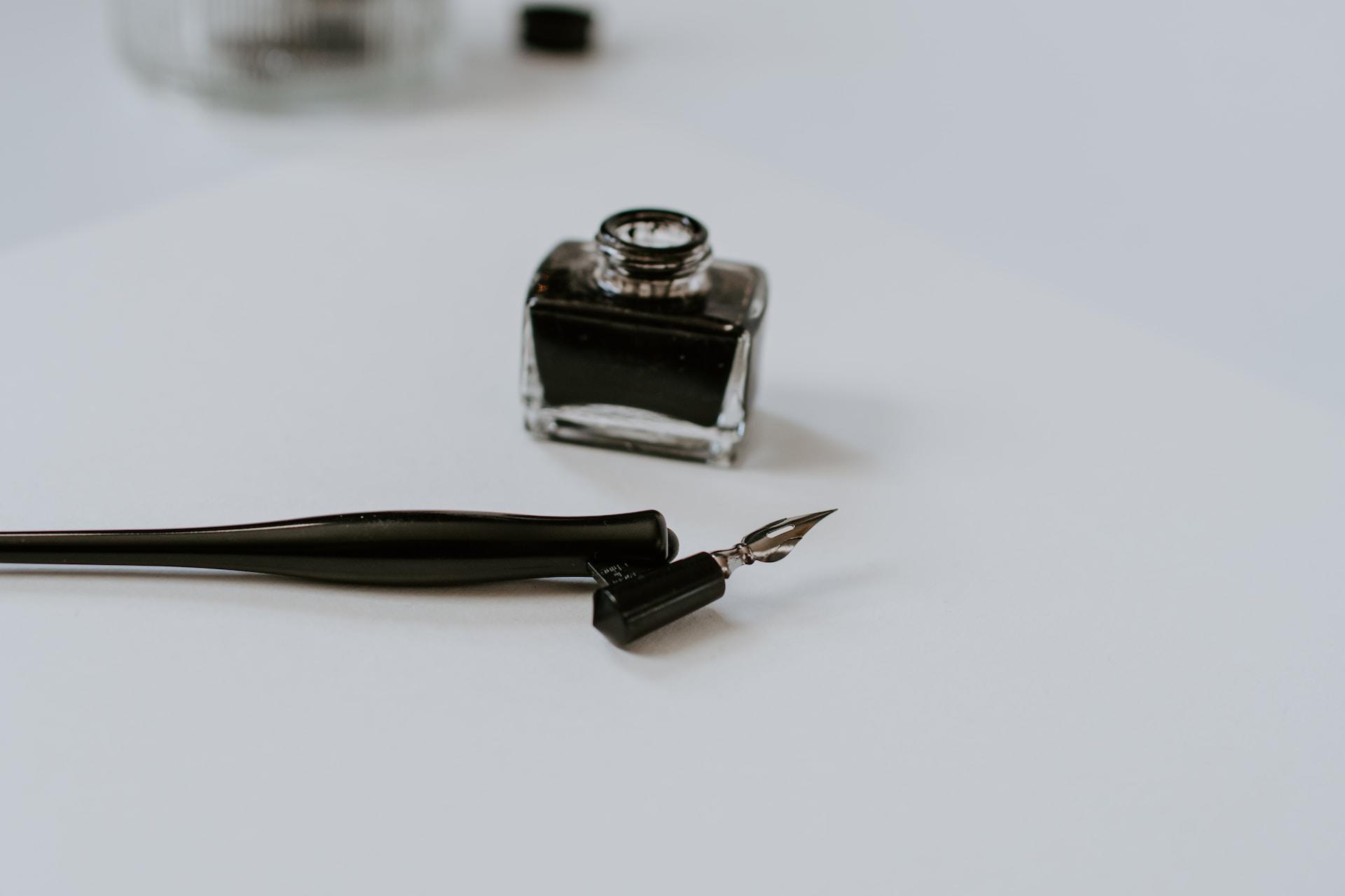 petit pot d'encre avec une plume