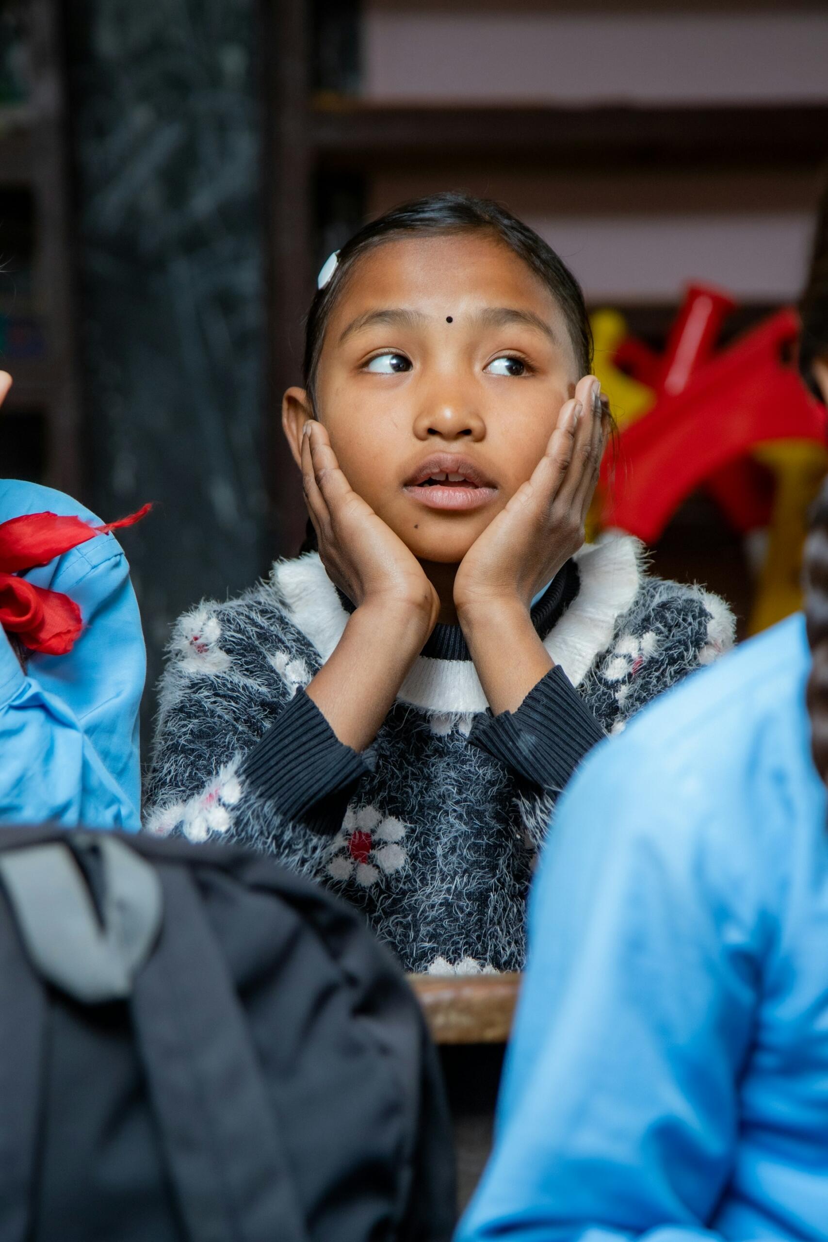 enfant fille à l'école