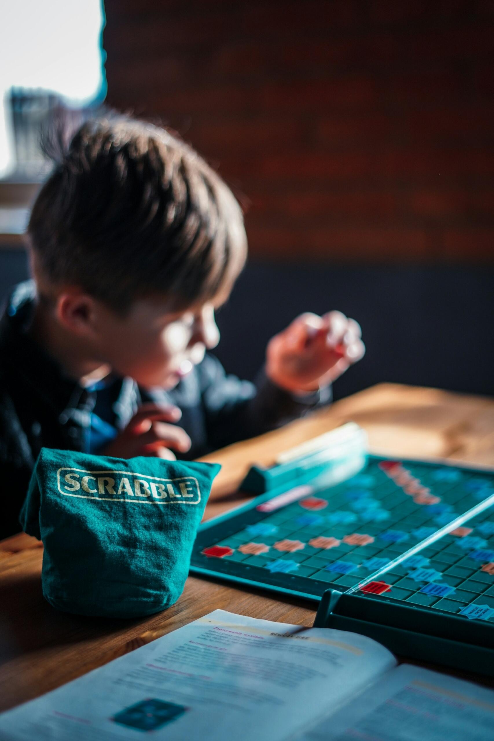 enfant jouant au scrabble