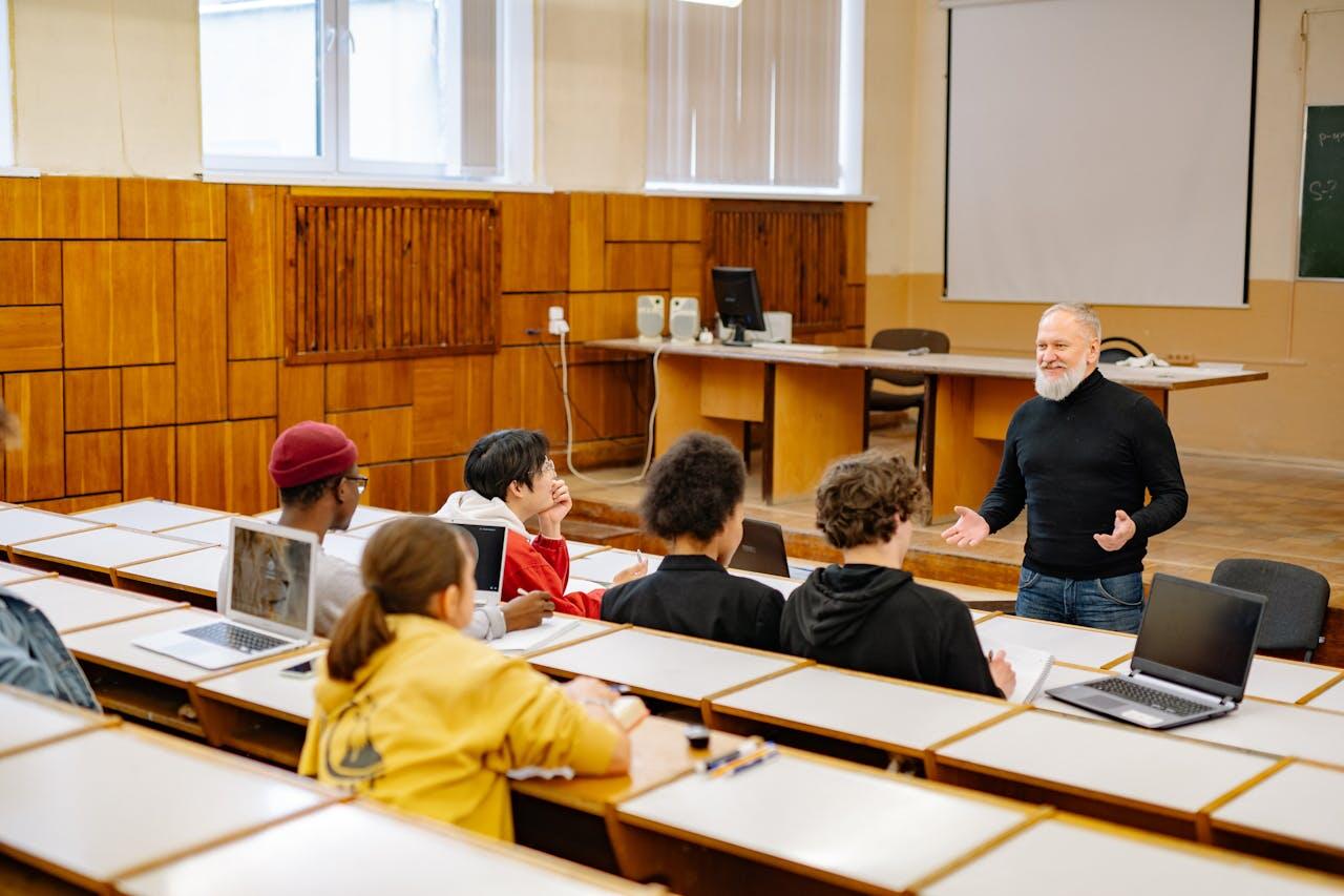 prof et etudiants en amphi