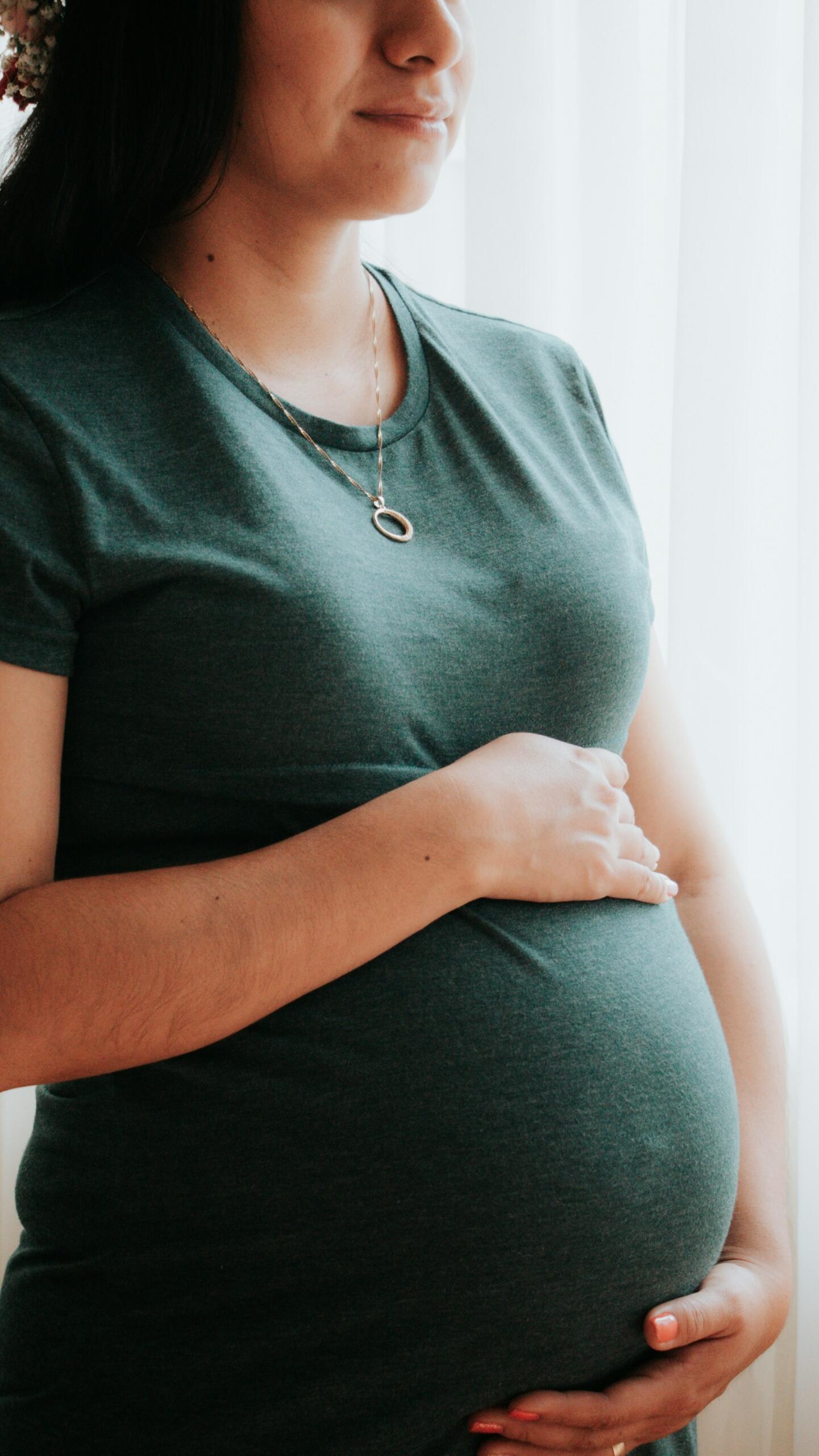 femme ventre rond enceinte