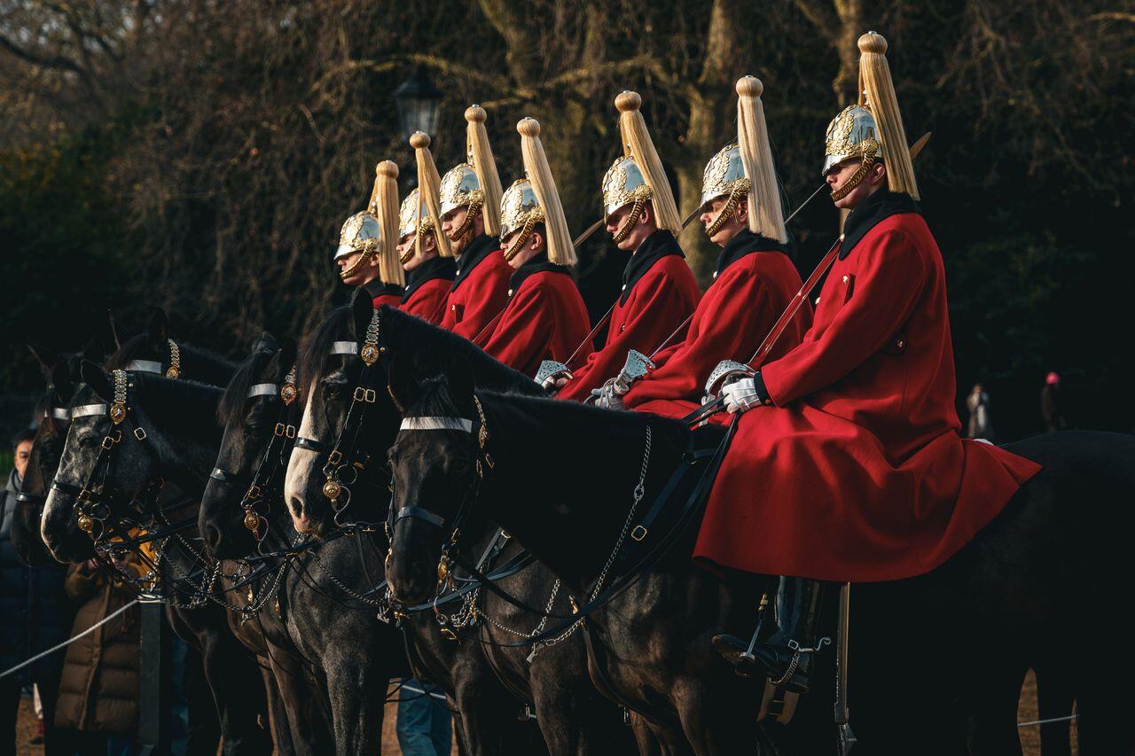 fardes royaux a londre en rouge sur leurs chevaux