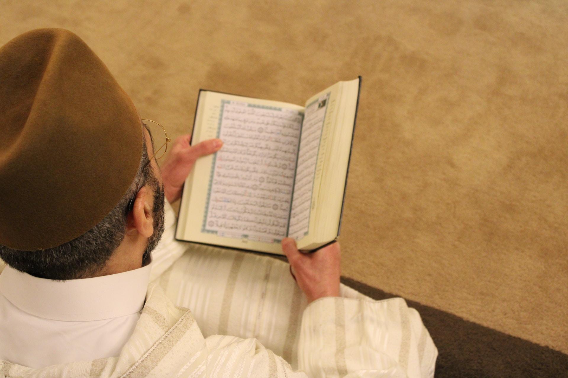 homme musulman croyant tenant le Coran
