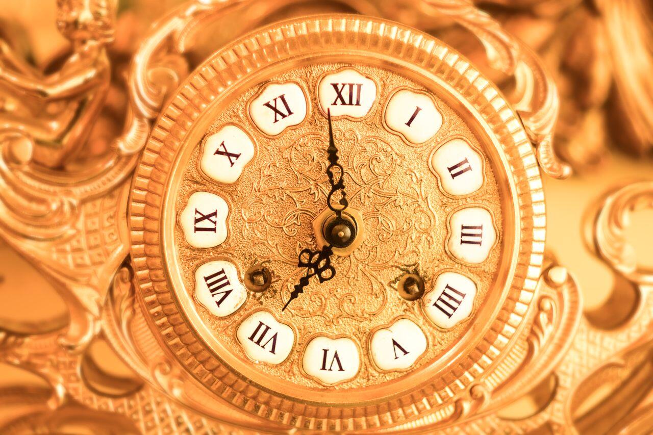 horloge dore en chiffres romains