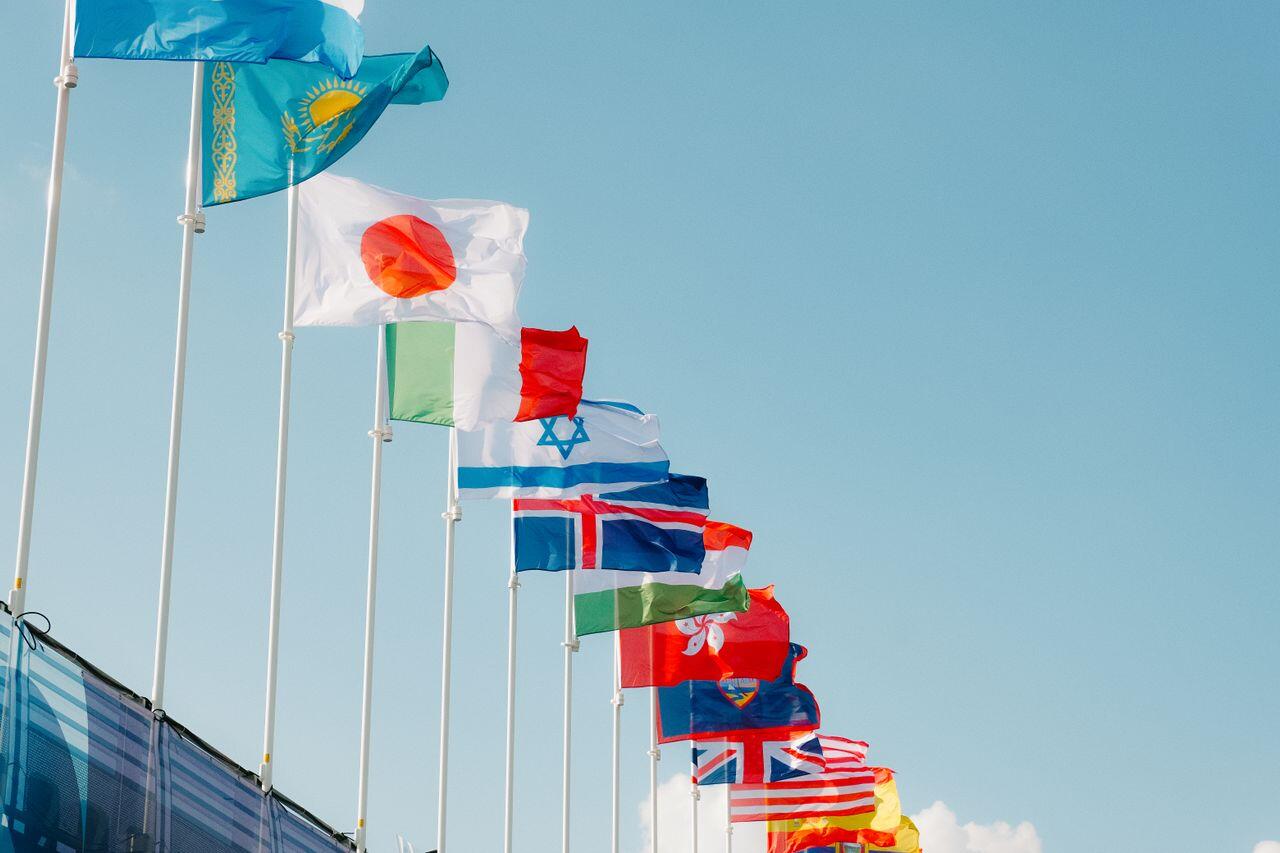 drapaux internationaux sous le ciel bleu