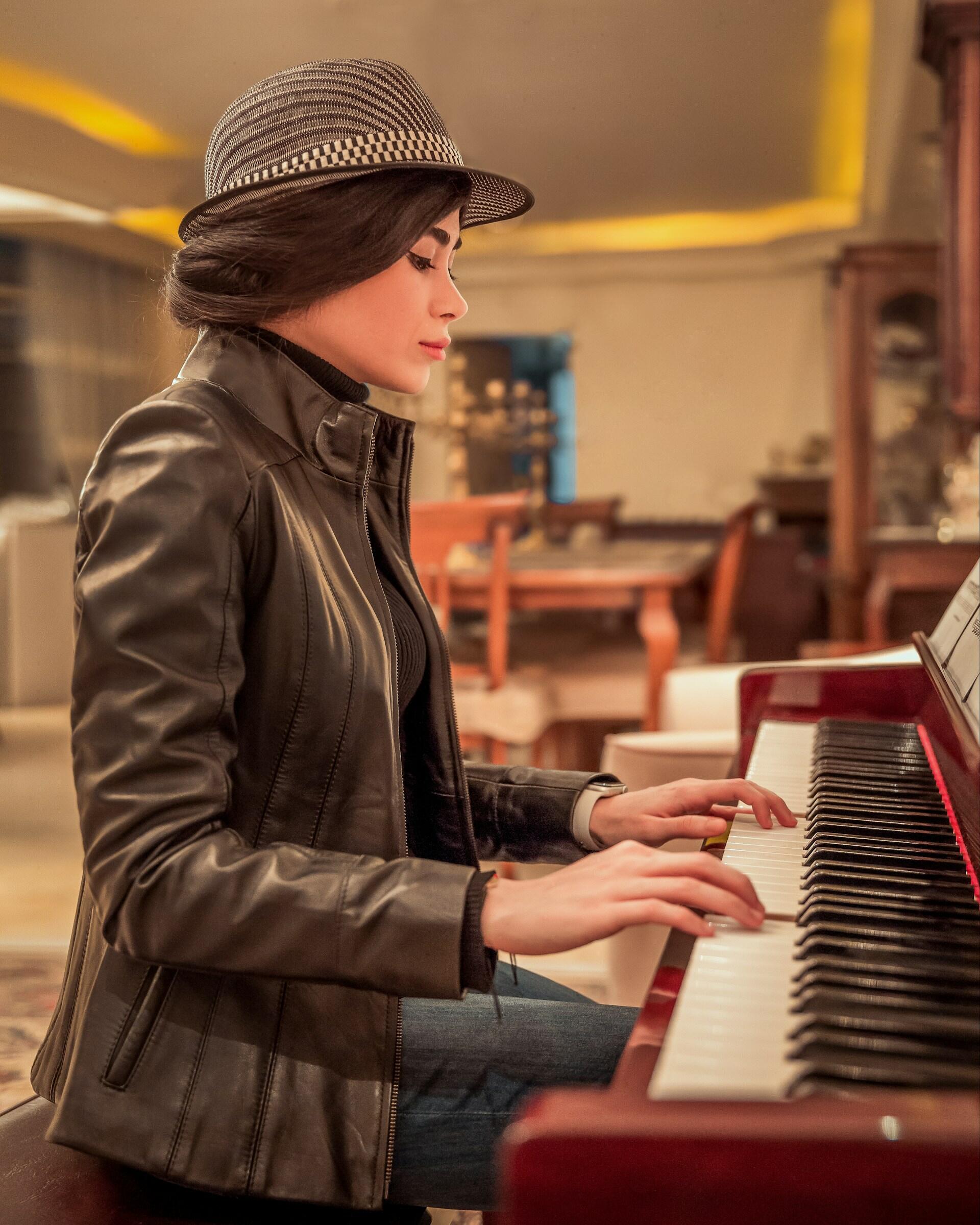 jeune femme pianiste