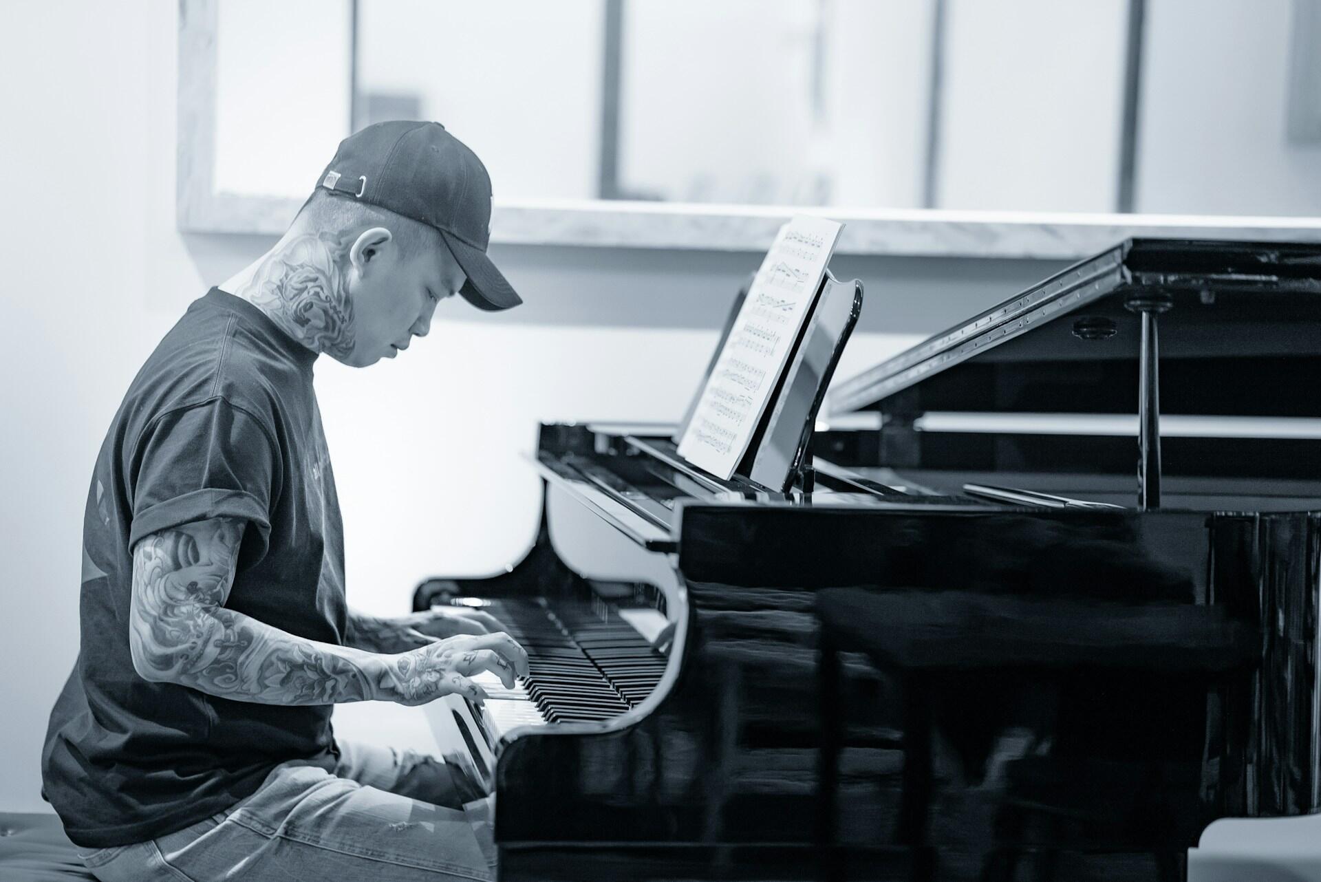 homme casquette piano jeune