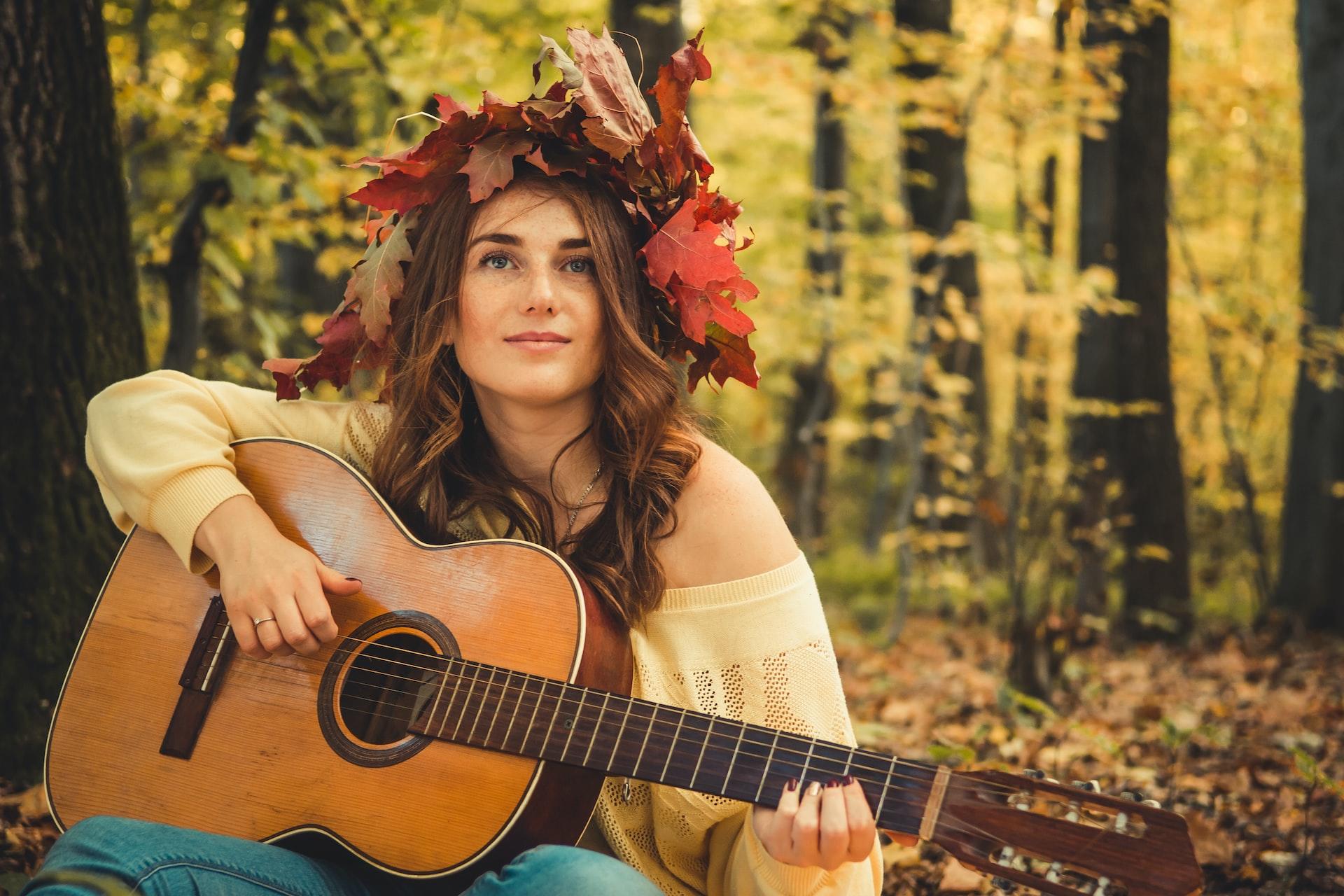 jouer de la guitare à l'extérieur dans un bois