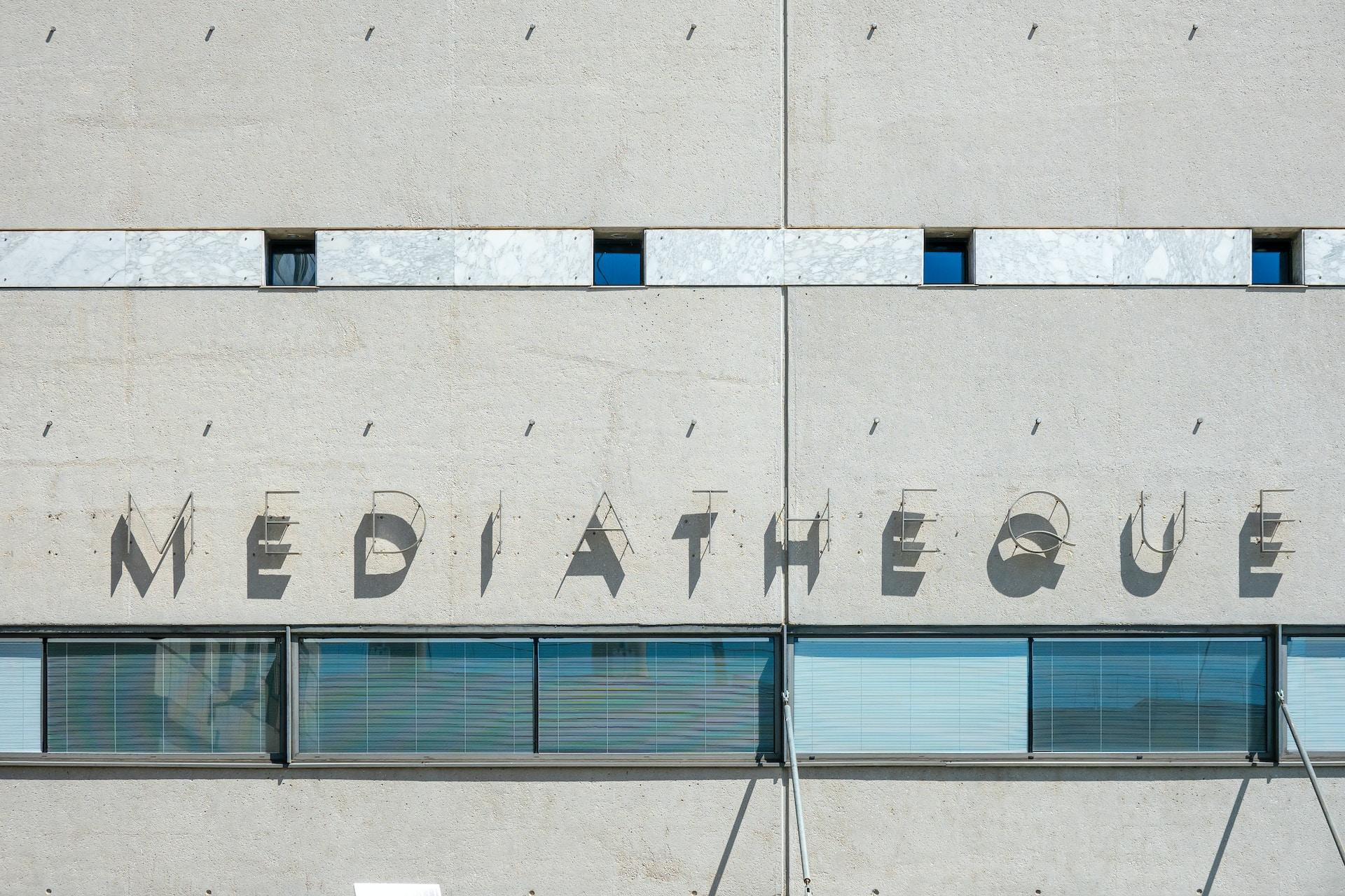 lettres symbolisant médiathèque en français