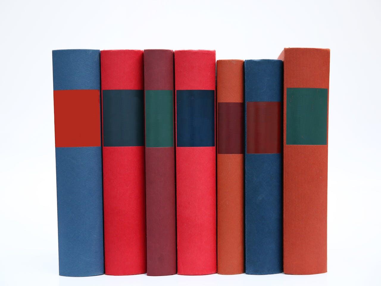 livres rouge et bleu cote a cote