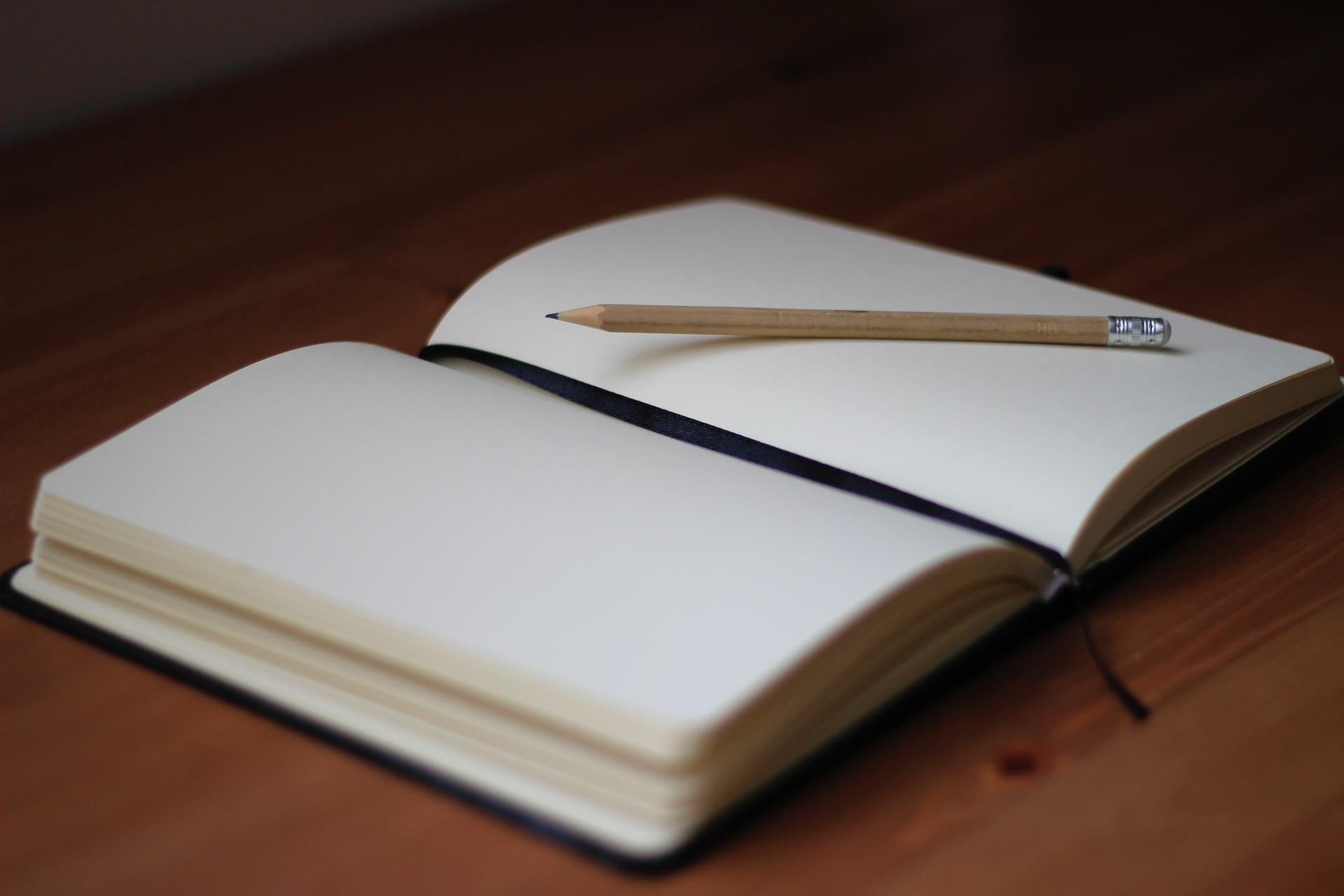 livre ouvert avec crayon