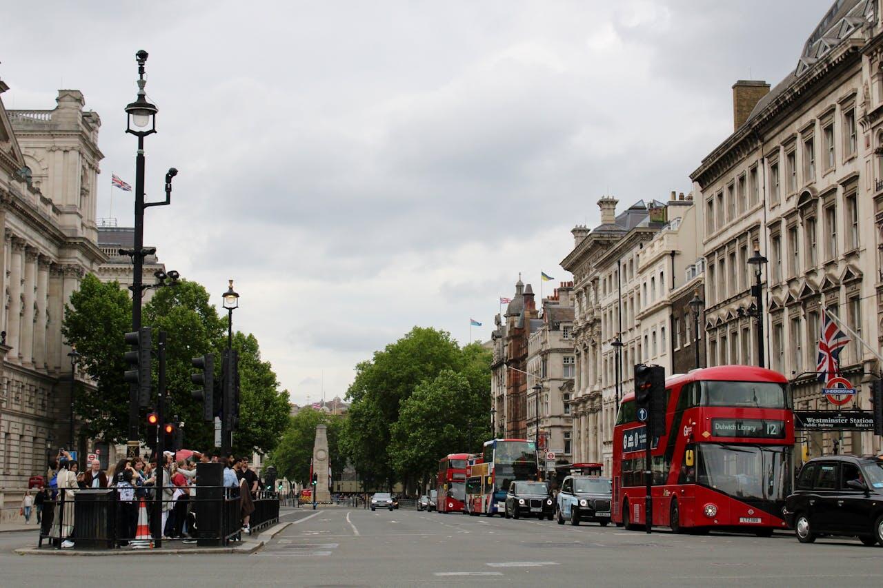 rue de londres avec bus rouge et drapeau