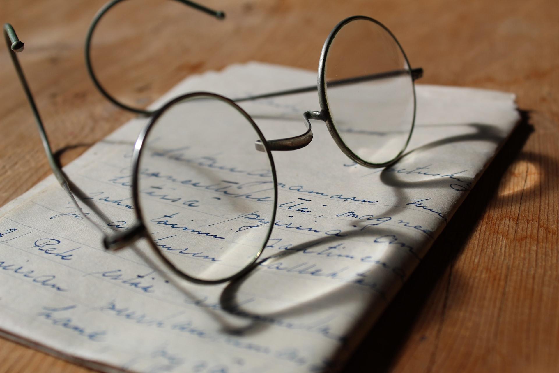 lunettes de lecture avec poème sur papier